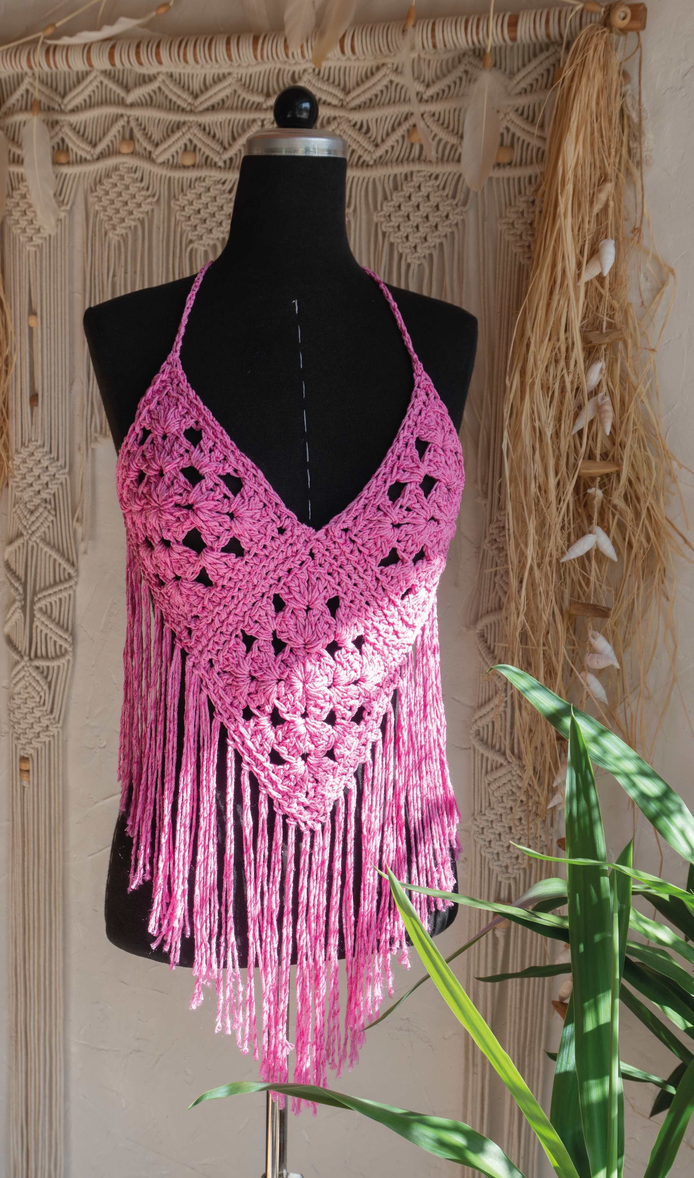 Handgefertigte, luftige Sommerkleidung im Hippie-Ibiza-Stil für Frauen! Dieses pink rosa Häkeltop kann im Nacken und am Rücken ganz nach Wunsch angepasst werden. Perfekt für den Strand, Festivals oder als Sommeroutfit!