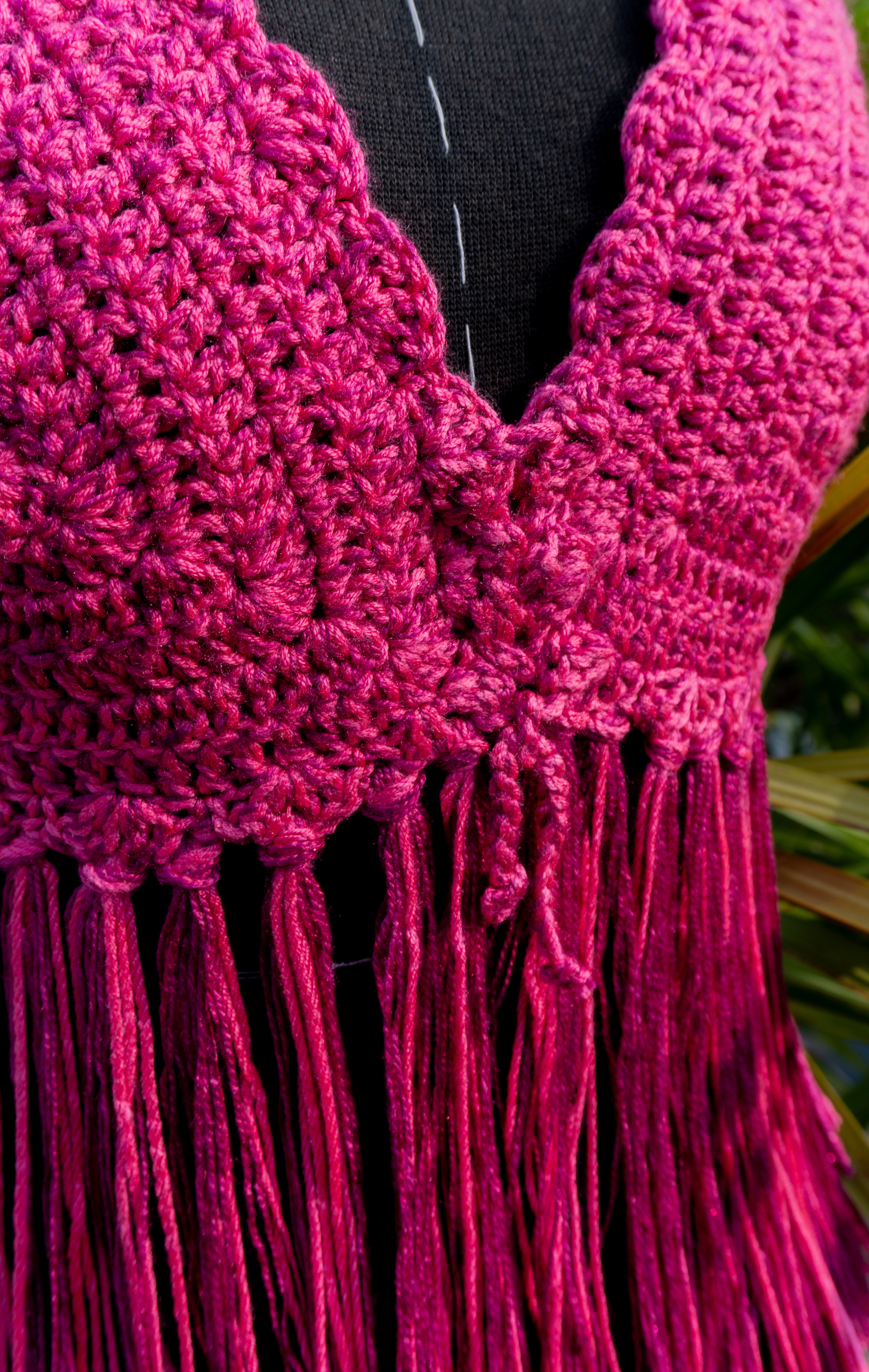 Handgefertigte, luftige Sommerkleidung im Hippie-Ibiza-Stil für Frauen! Dieses pink rosa Häkeltop mit Fransen im Farbenmix kann im Nacken, am Rücken und am Ausschnitt ganz nach Wunsch individuell angepasst werden. Perfekt für den Strand, Festivals oder als Sommeroutfit!