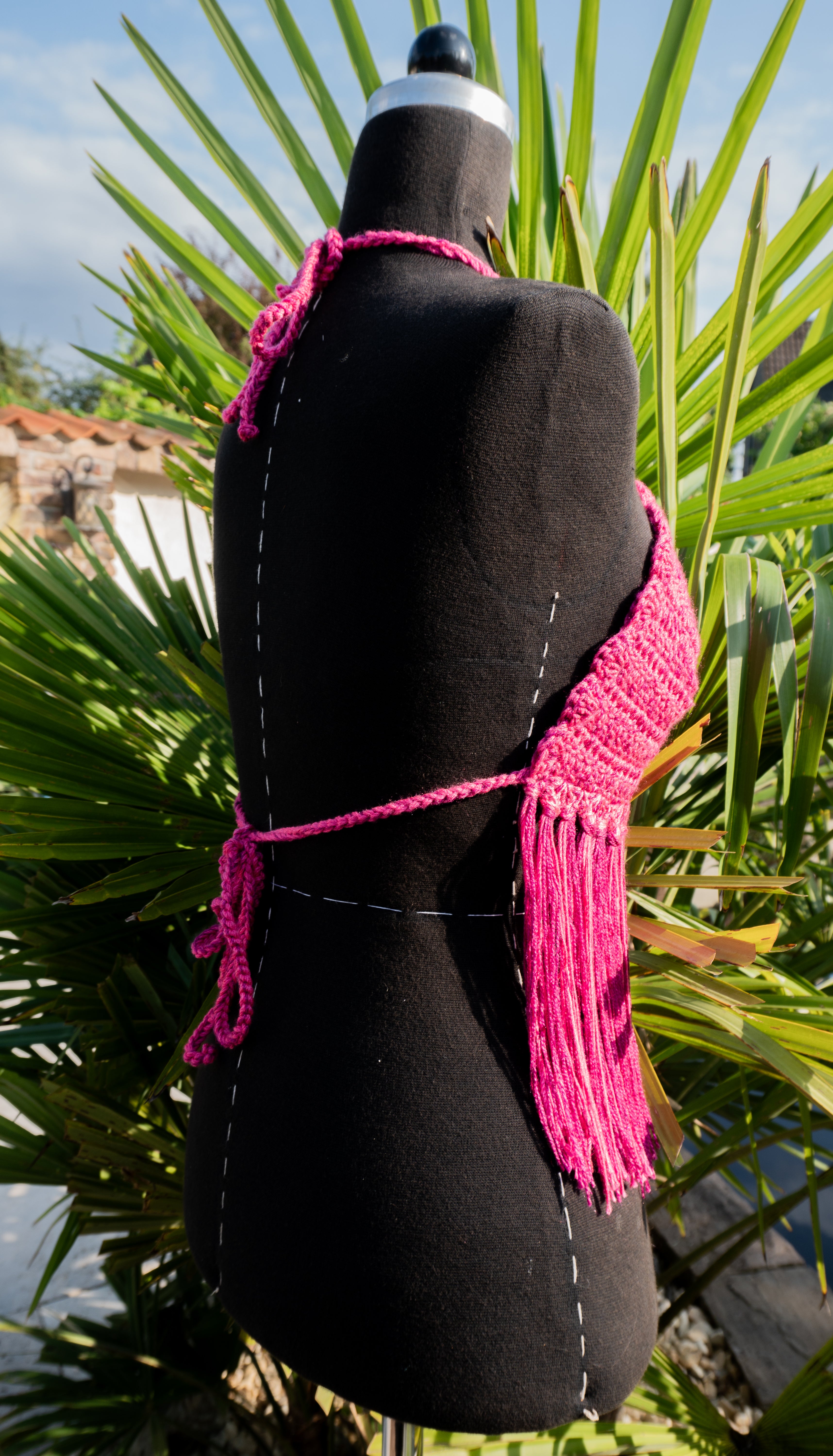 Handgefertigte, luftige Sommerkleidung im Hippie-Ibiza-Stil für Frauen! Dieses pink rosa Häkeltop mit Fransen im Farbenmix kann im Nacken, am Rücken und am Ausschnitt ganz nach Wunsch individuell angepasst werden. Perfekt für den Strand, Festivals oder als Sommeroutfit!