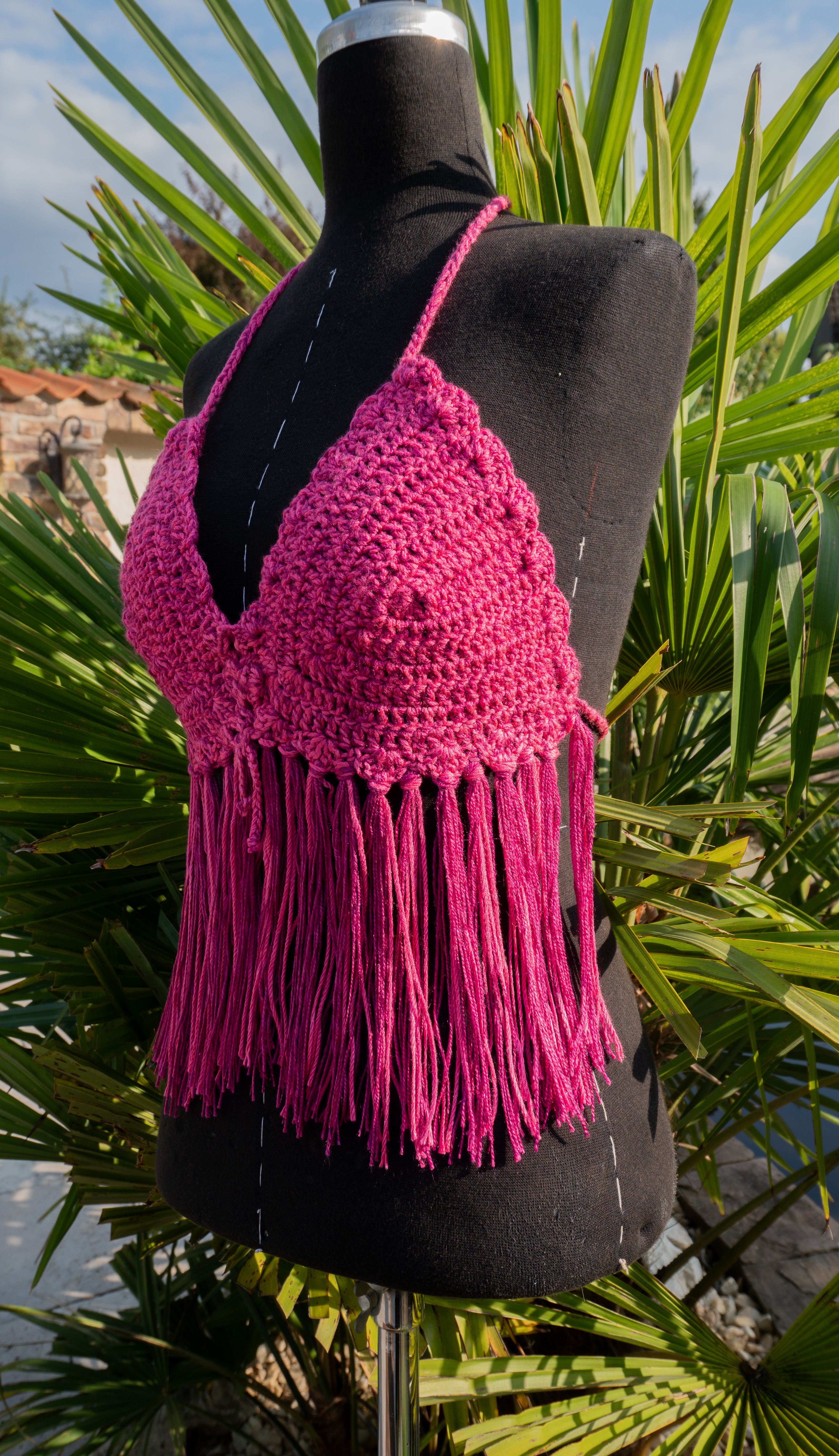 Handgefertigte, luftige Sommerkleidung im Hippie-Ibiza-Stil für Frauen! Dieses pink rosa Häkeltop mit Fransen im Farbenmix kann im Nacken, am Rücken und am Ausschnitt ganz nach Wunsch individuell angepasst werden. Perfekt für den Strand, Festivals oder als Sommeroutfit!