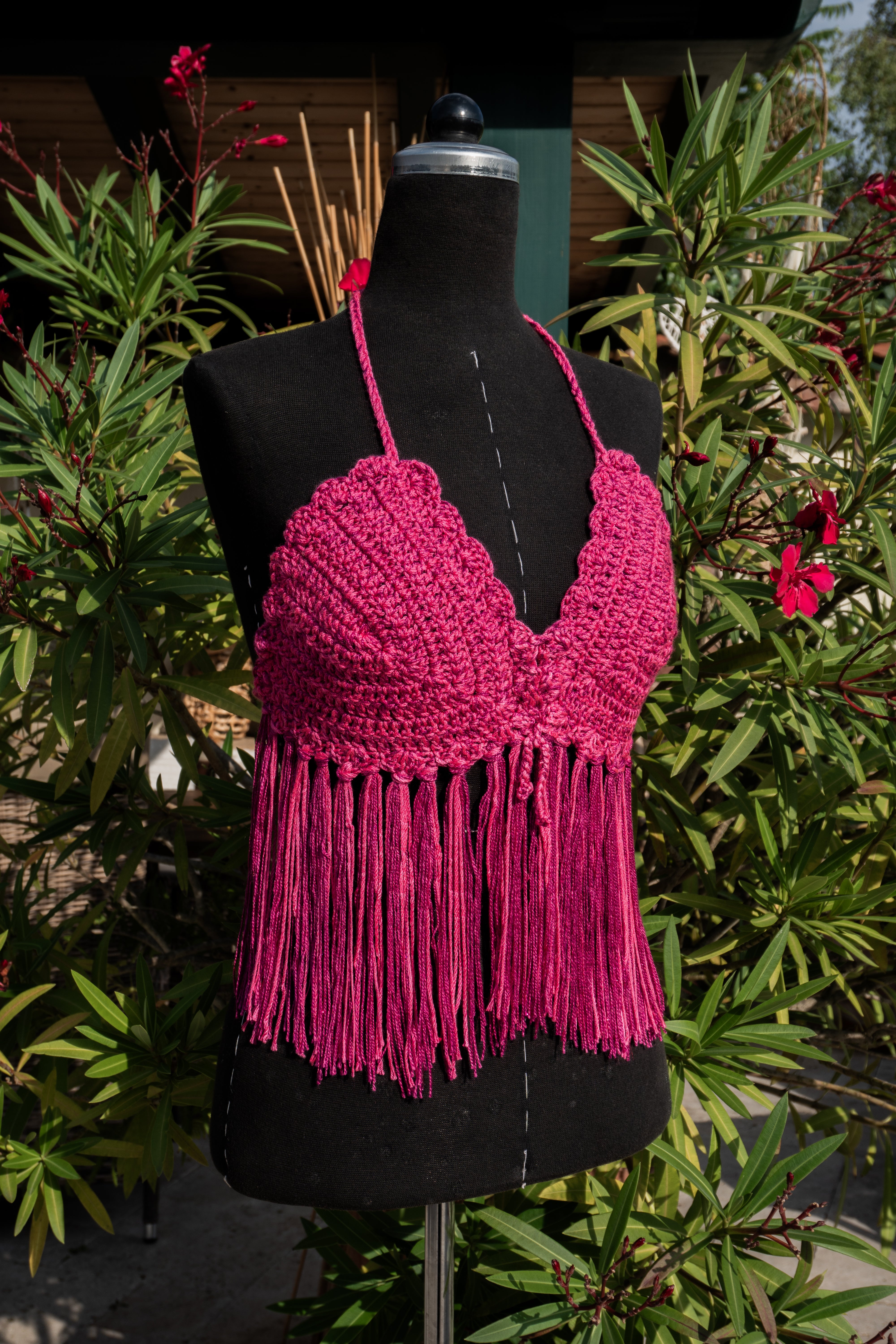 Handgefertigte, luftige Sommerkleidung im Hippie-Ibiza-Stil für Frauen! Dieses pink rosa Häkeltop mit Fransen im Farbenmix kann im Nacken, am Rücken und am Ausschnitt ganz nach Wunsch individuell angepasst werden. Perfekt für den Strand, Festivals oder als Sommeroutfit!