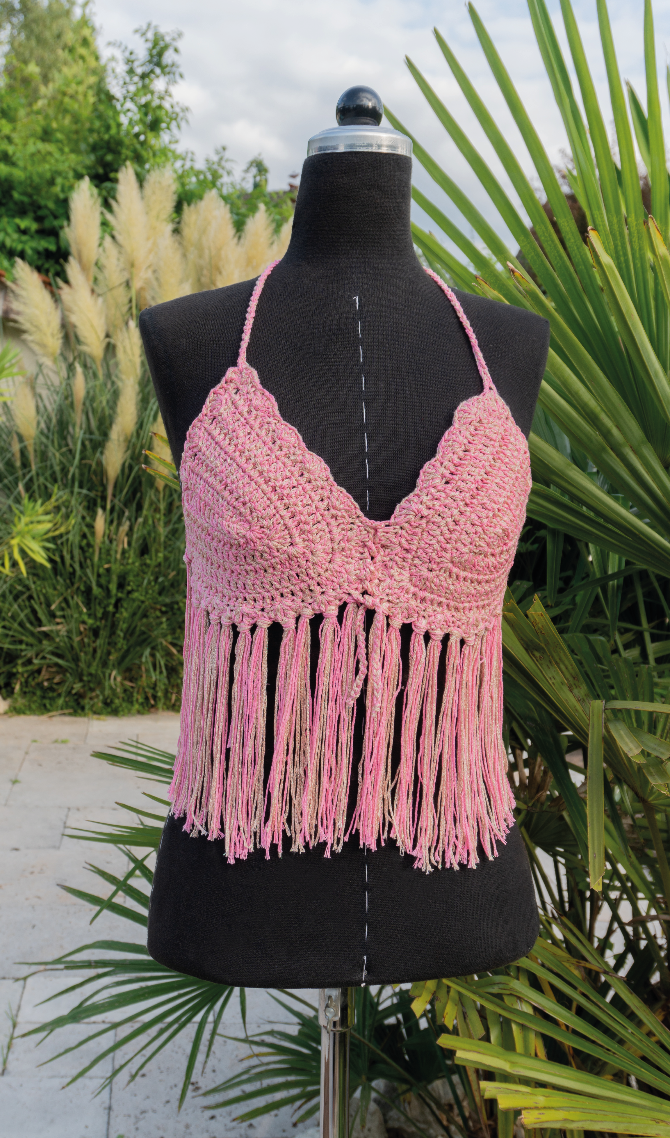 Handgefertigte, luftige Sommerkleidung im Hippie-Ibiza-Stil für Frauen! Dieses pink gold Häkeltop mit Fransen im Farbenmix kann im Nacken, am Rücken und am Ausschnitt ganz nach Wunsch individuell angepasst werden. Perfekt für den Strand, Festivals oder als Sommeroutfit!