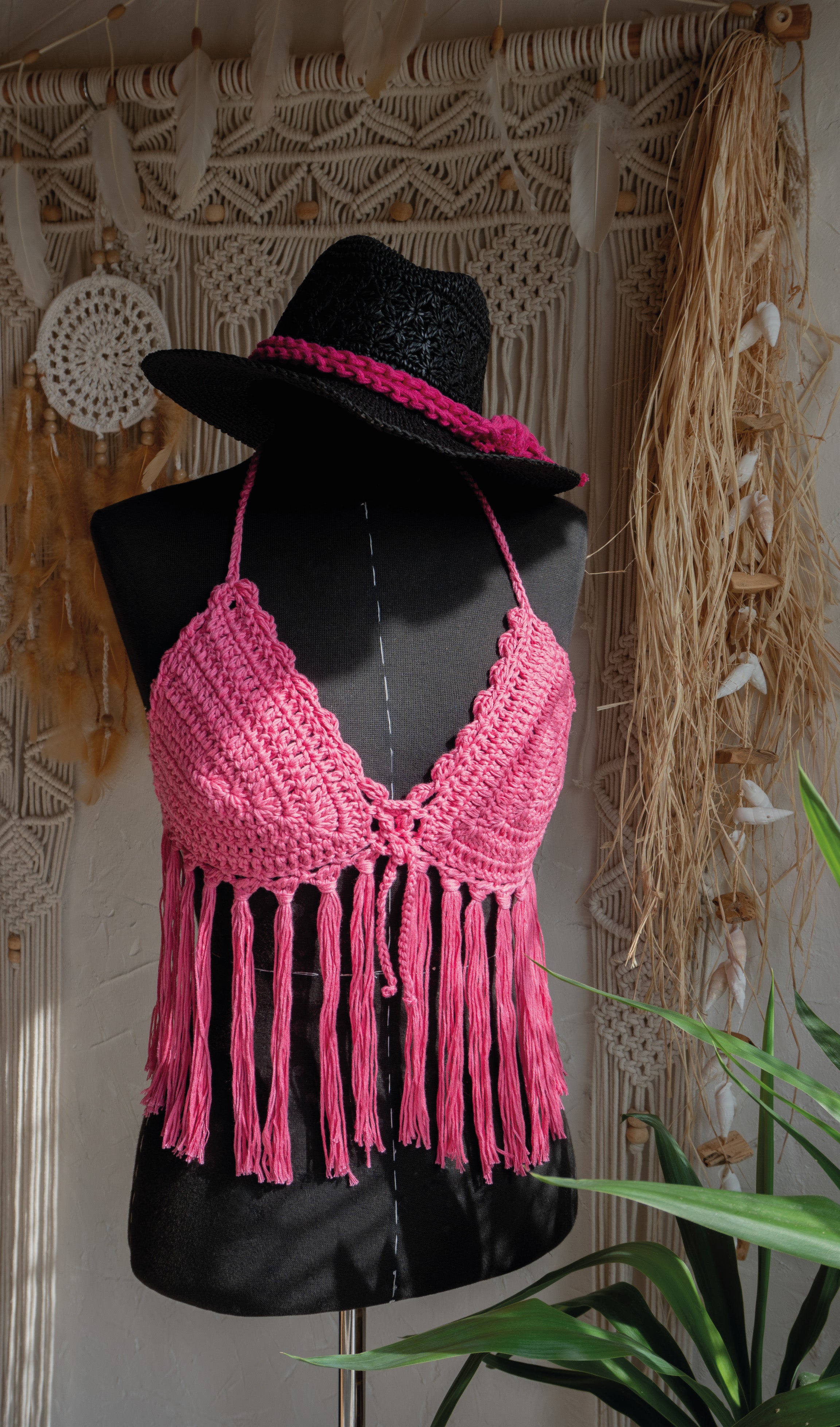 Handgefertigtes Häkeltop in sommerlichem Flamingo-Pink mit trendigen Fransen. Dank der individuell verstellbaren Elemente am Nacken, Rücken und Ausschnitt bietet es die perfekte Passform.