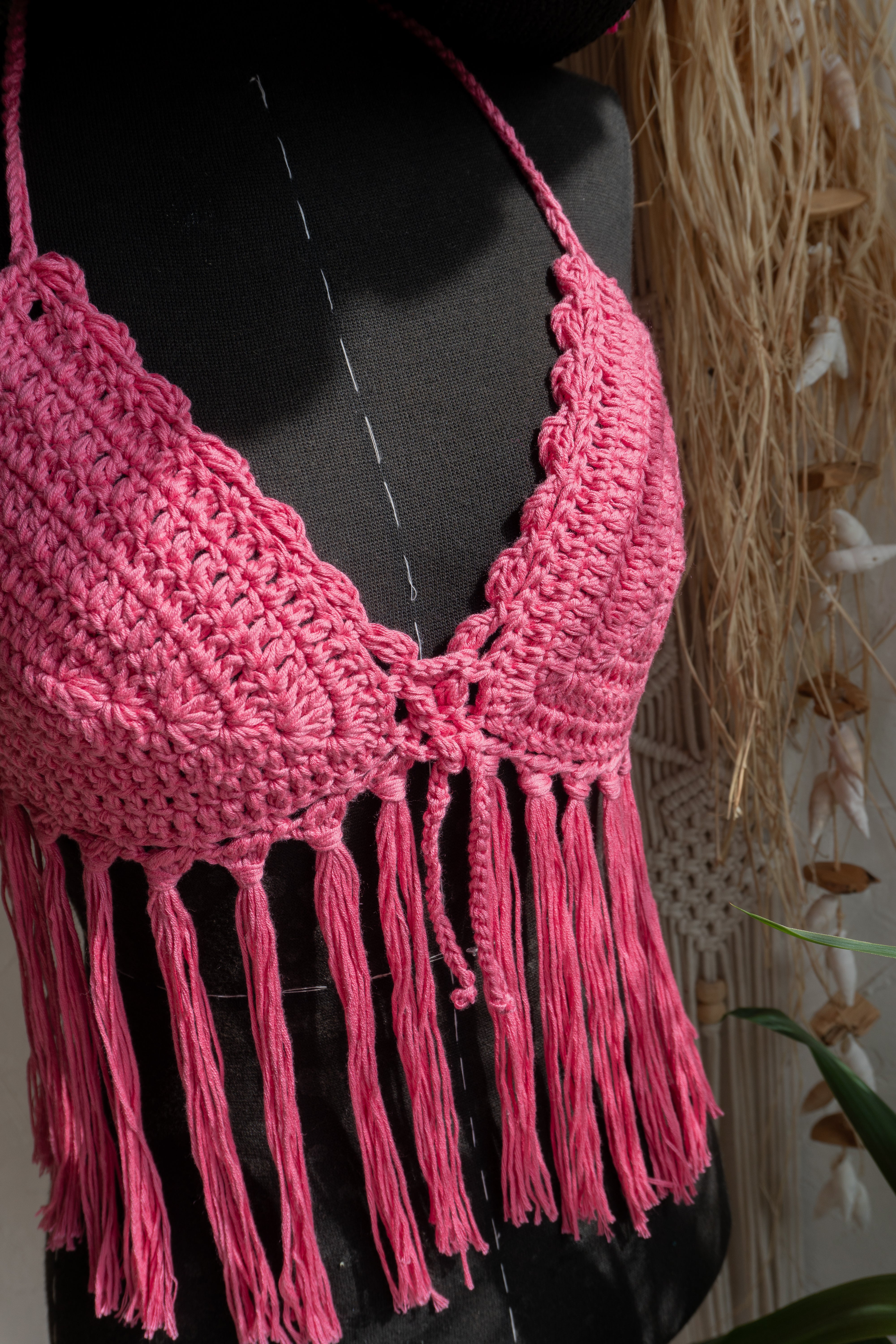 Handgefertigtes Häkeltop in sommerlichem Flamingo-Pink mit trendigen Fransen. Dank der individuell verstellbaren Elemente am Nacken, Rücken und Ausschnitt bietet es die perfekte Passform.