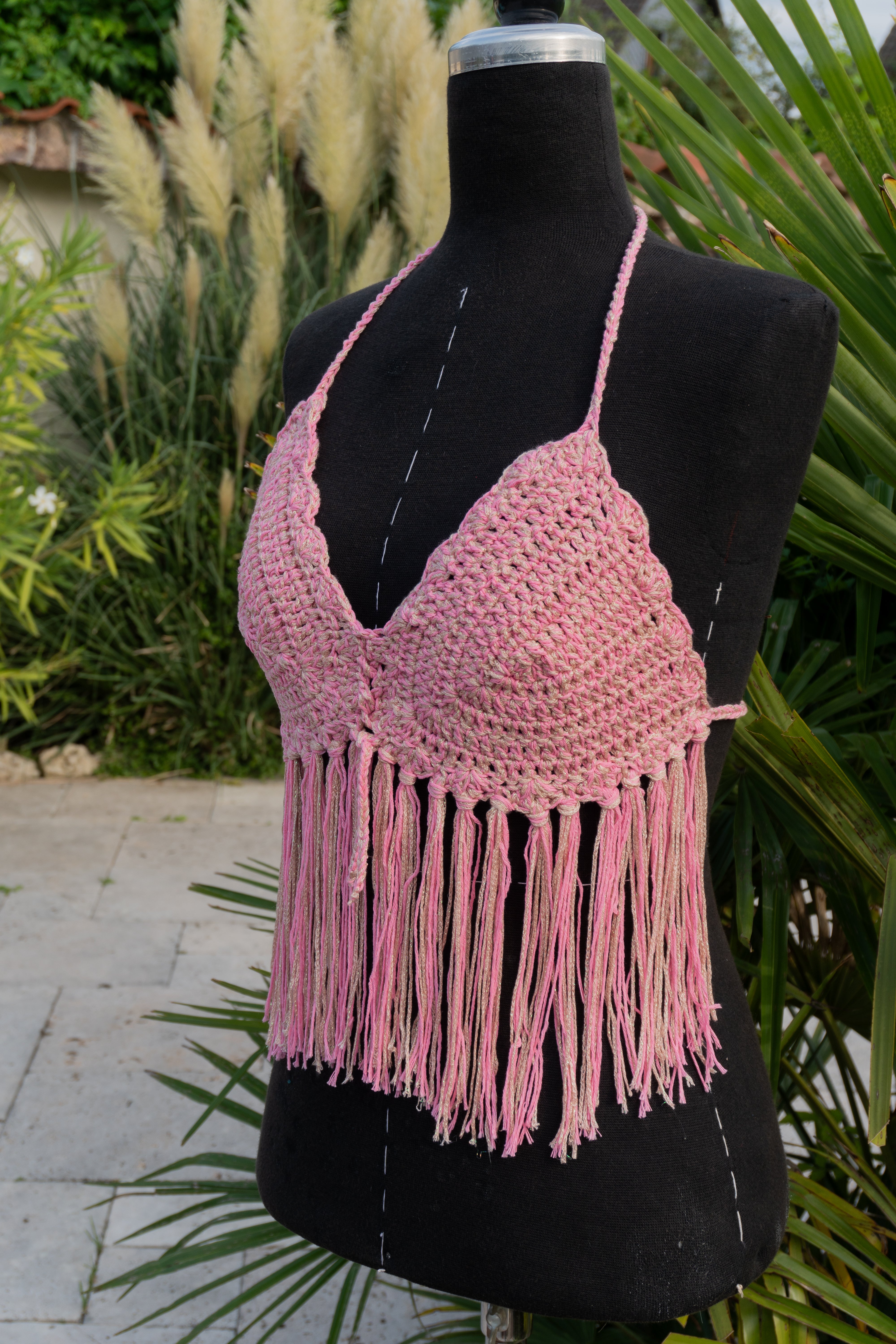 Handgefertigte, luftige Sommerkleidung im Hippie-Ibiza-Stil für Frauen! Dieses pink gold Häkeltop mit Fransen im Farbenmix kann im Nacken, am Rücken und am Ausschnitt ganz nach Wunsch individuell angepasst werden. Perfekt für den Strand, Festivals oder als Sommeroutfit!