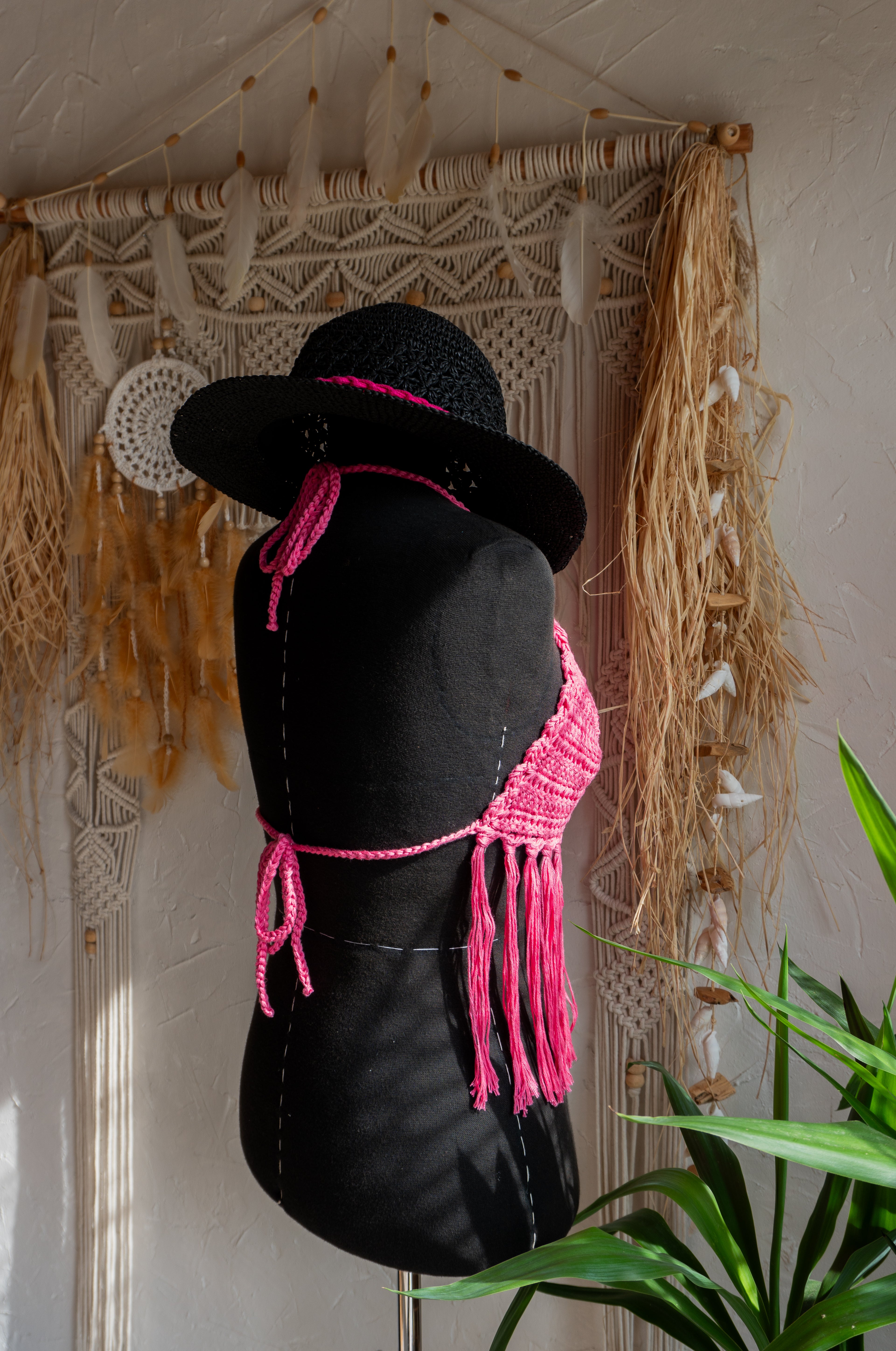 Handgefertigtes Häkeltop in sommerlichem Flamingo-Pink mit trendigen Fransen. Dank der individuell verstellbaren Elemente am Nacken, Rücken und Ausschnitt bietet es die perfekte Passform.