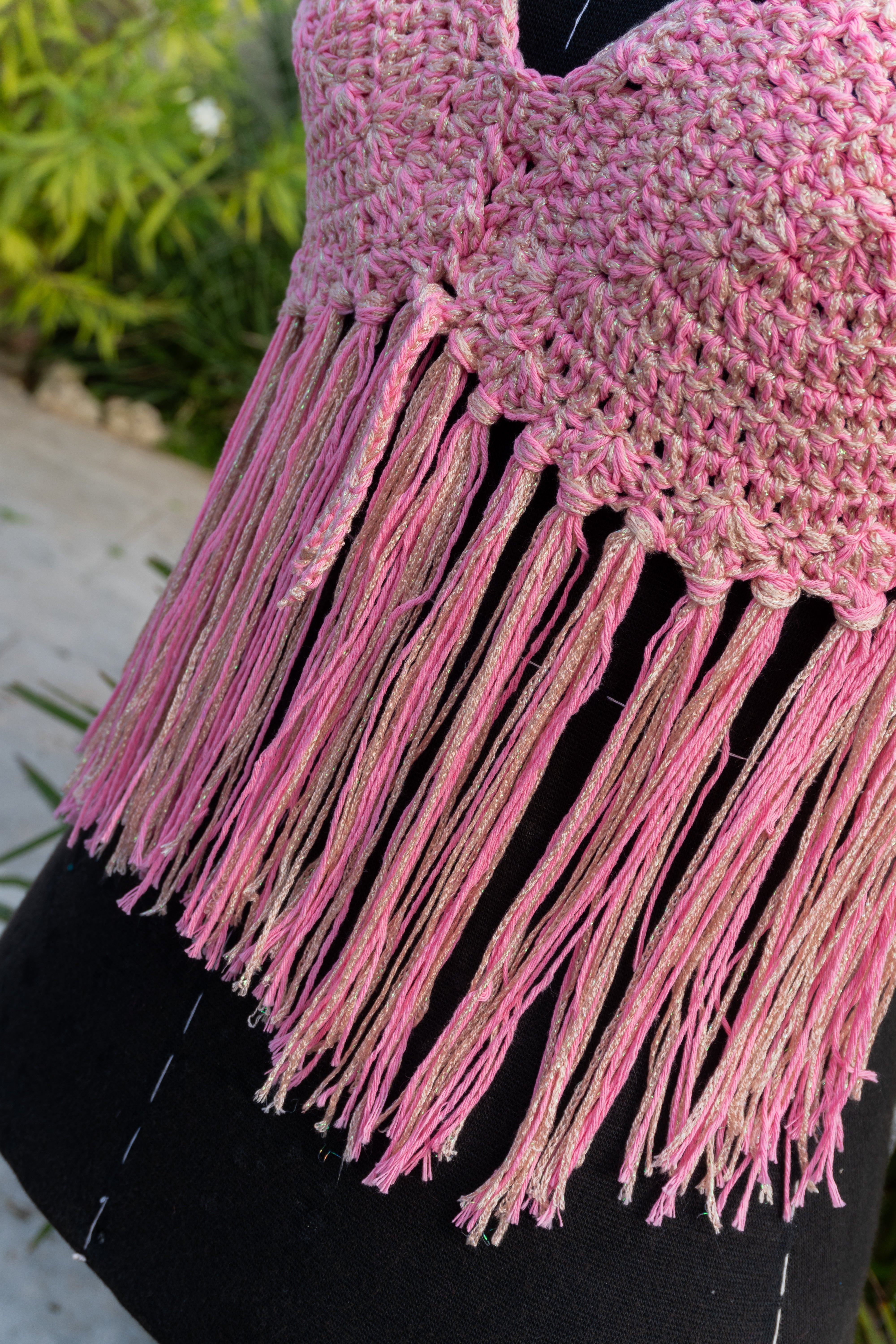 Handgefertigte, luftige Sommerkleidung im Hippie-Ibiza-Stil für Frauen! Dieses pink gold Häkeltop mit Fransen im Farbenmix kann im Nacken, am Rücken und am Ausschnitt ganz nach Wunsch individuell angepasst werden. Perfekt für den Strand, Festivals oder als Sommeroutfit!