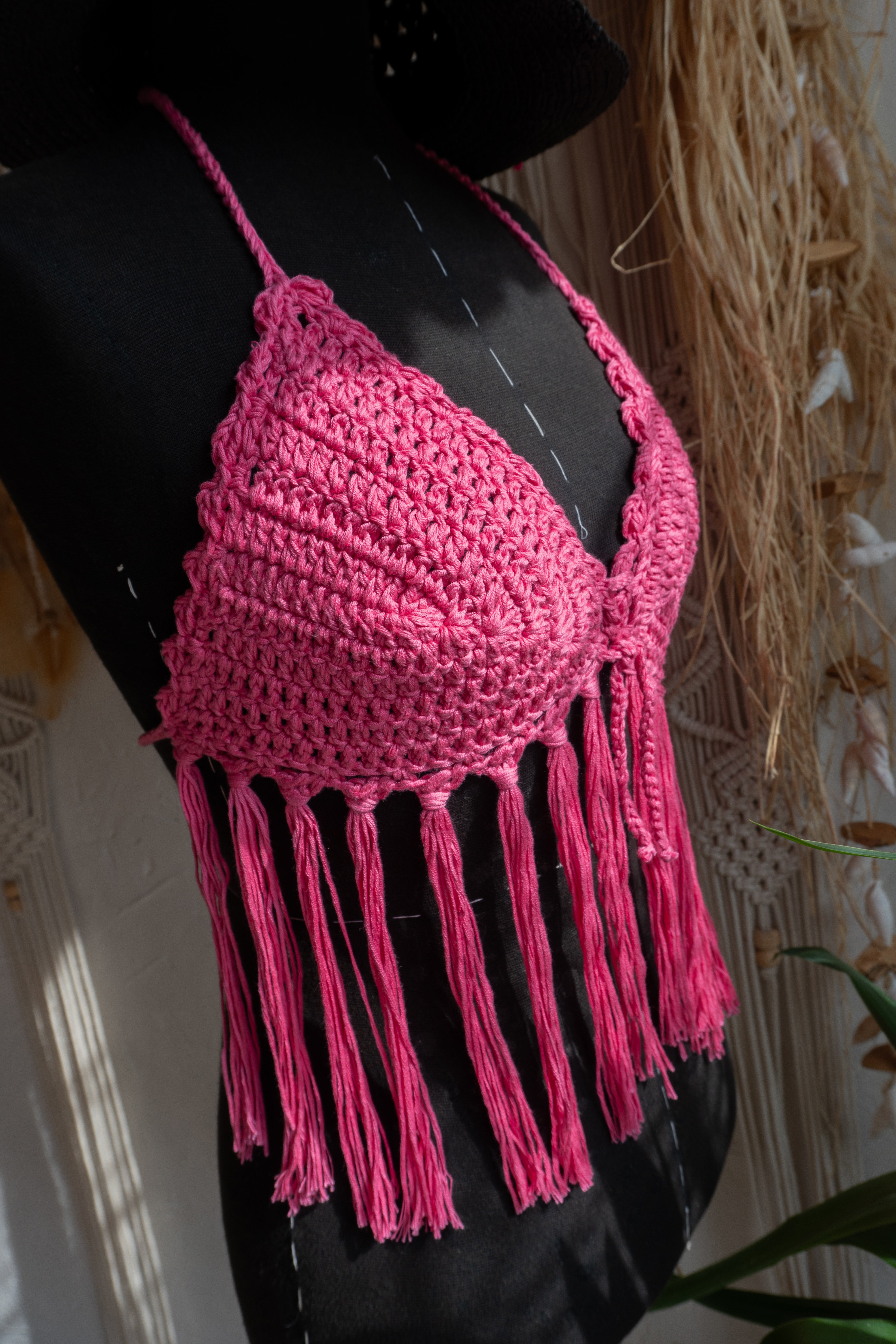 Handgefertigtes Häkeltop in sommerlichem Flamingo-Pink mit trendigen Fransen. Dank der individuell verstellbaren Elemente am Nacken, Rücken und Ausschnitt bietet es die perfekte Passform.