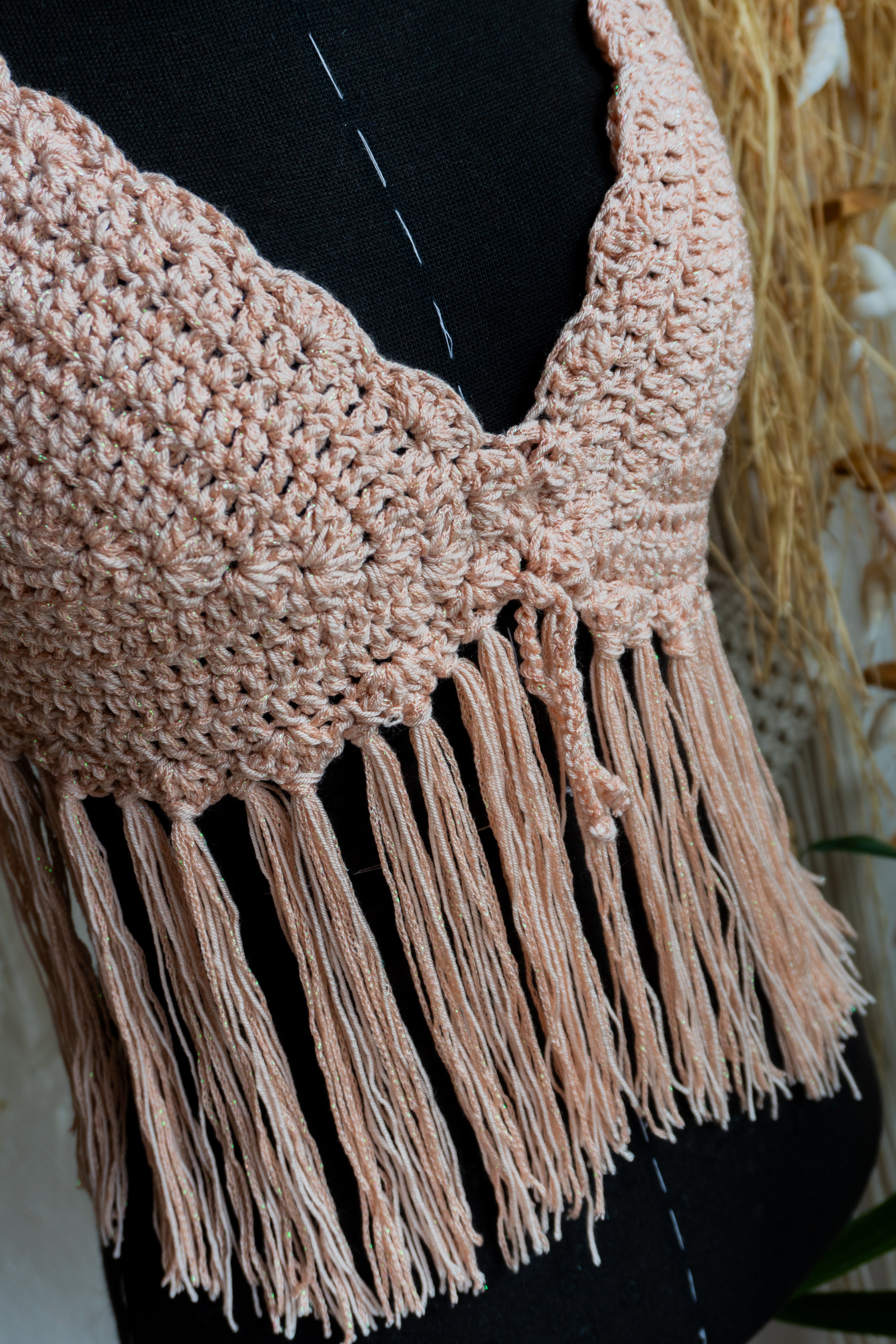 Erlebe den Sommer mit dem handgefertigten Häkeltop in edlem Rosé mit Metallic-Effekt. Das schicke Top mit Fransen ist ein Unikat und bietet eine perfekte Passform durch individuell verstellbare Elemente im Nacken, Rücken und Ausschnitt.