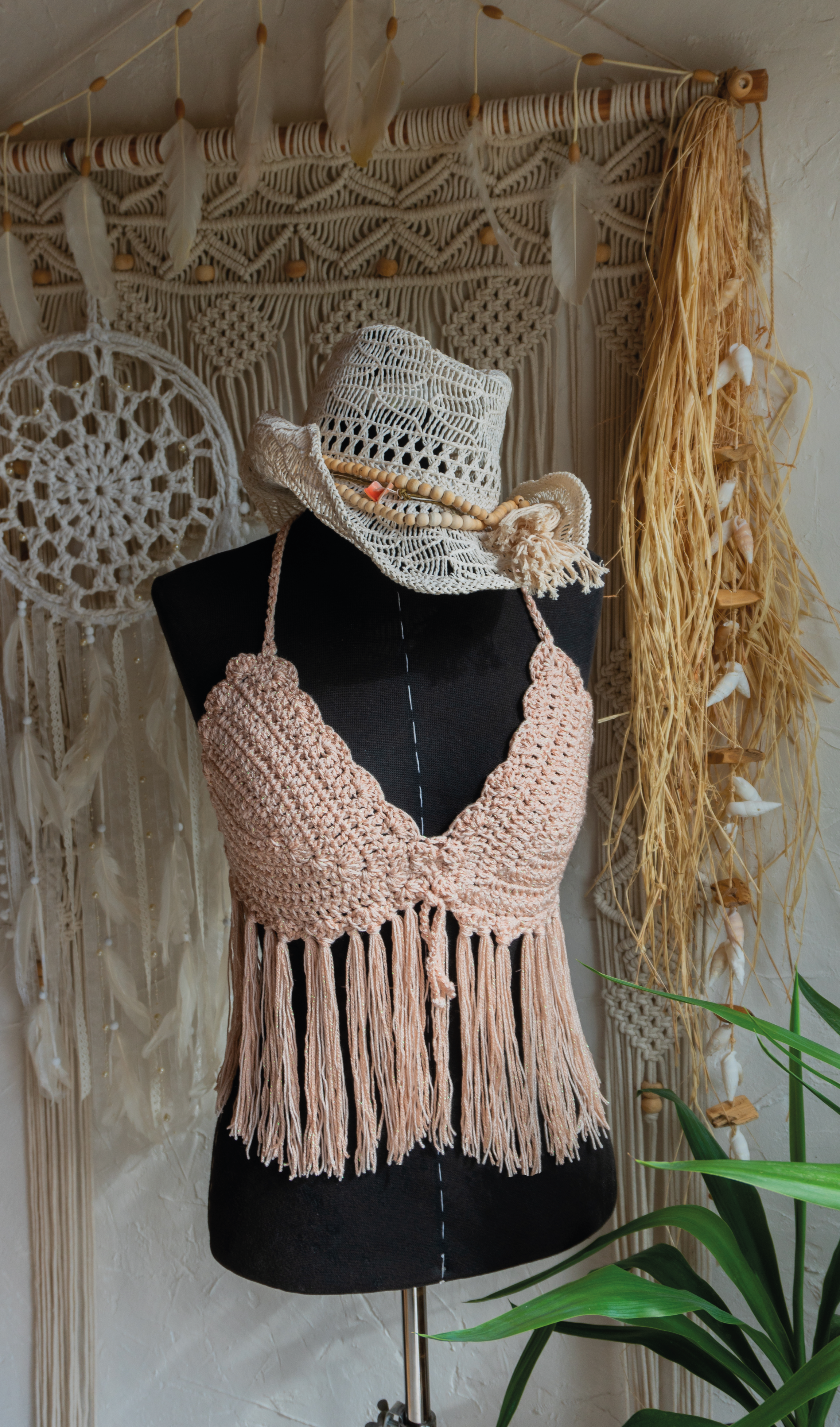 Erlebe den Sommer mit dem handgefertigten Häkeltop in edlem Rosé mit Metallic-Effekt. Das schicke Top mit Fransen ist ein Unikat und bietet eine perfekte Passform durch individuell verstellbare Elemente im Nacken, Rücken und Ausschnitt.