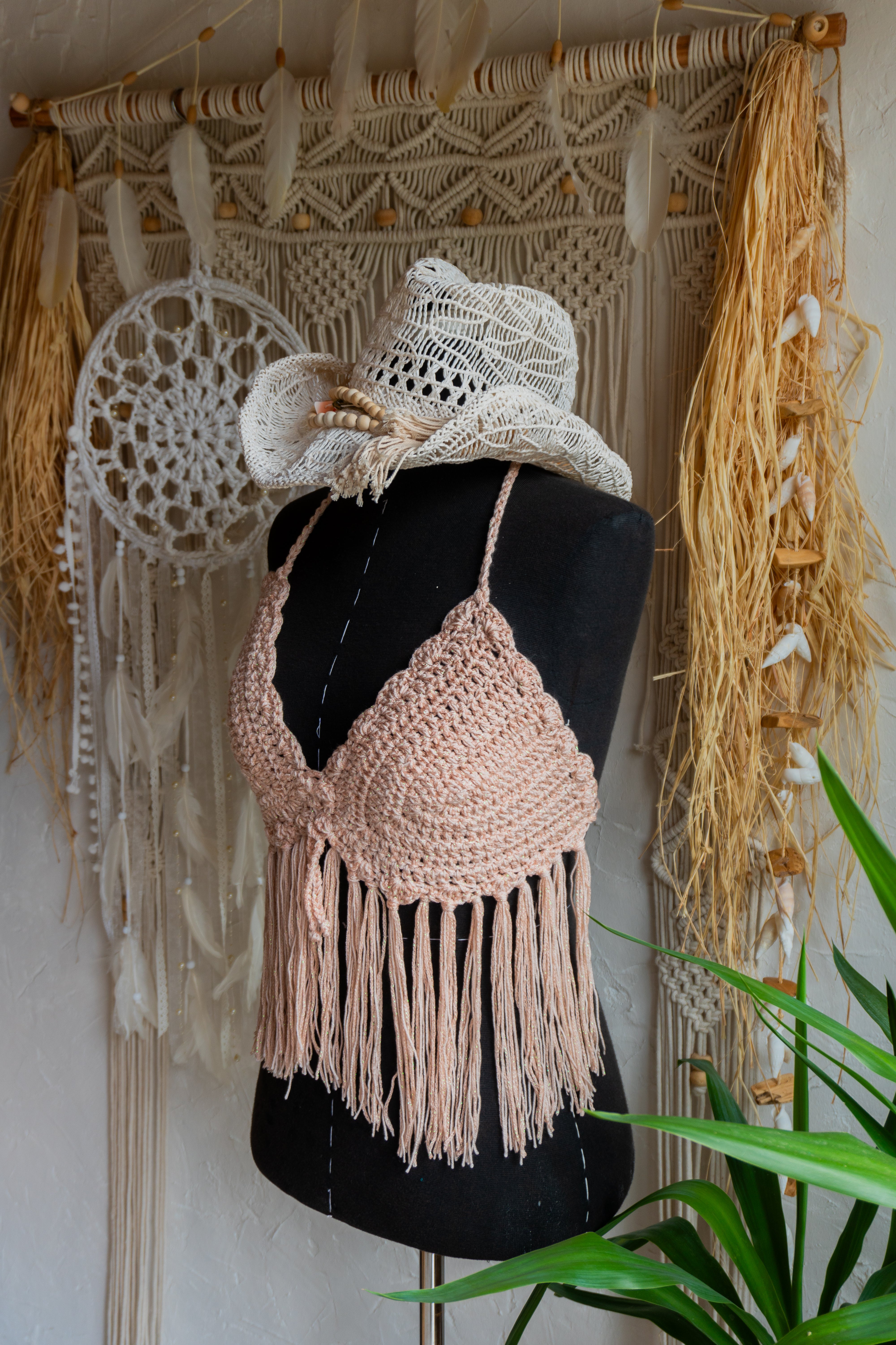 Erlebe den Sommer mit dem handgefertigten Häkeltop in edlem Rosé mit Metallic-Effekt. Das schicke Top mit Fransen ist ein Unikat und bietet eine perfekte Passform durch individuell verstellbare Elemente im Nacken, Rücken und Ausschnitt.