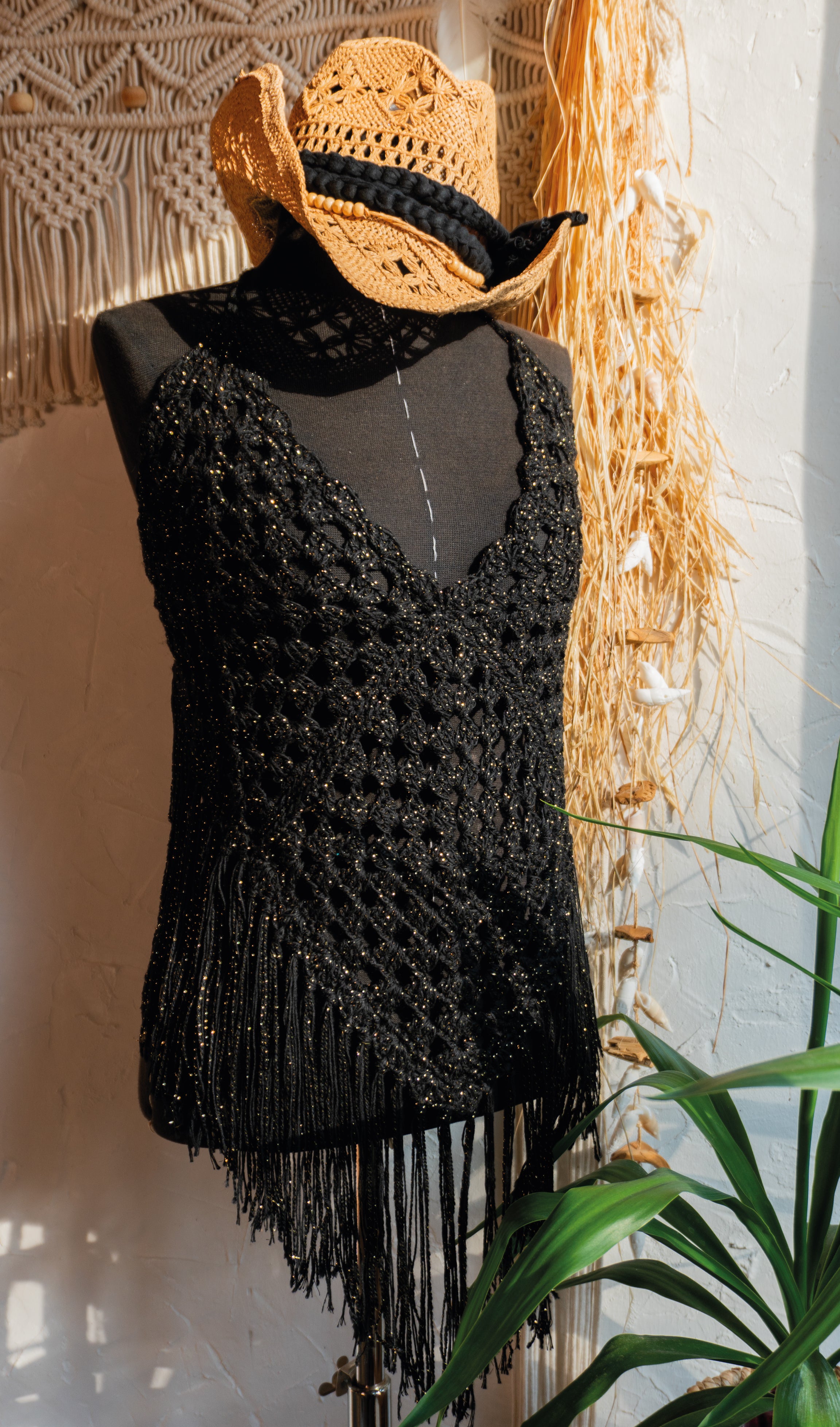 Unser handgefertigtes Häkeltop in Schwarz-Gold Metallic-Effekt ist der perfekte Begleiter für Festivals, Strandtage und den Sommer! Schickes, elegantes Erscheinungsbild dank des funkelnden Glitzereffekts. Ideal für ein Boho-Chic-Outfit. Trage dein Bikini-Oberteil nach Bedarf als Ergänzung. Bequemer Tragekomfort durch die verstellbaren Bänder am Nacken und Rücken. So passt sich das Top pefekt an Deine Figur an.