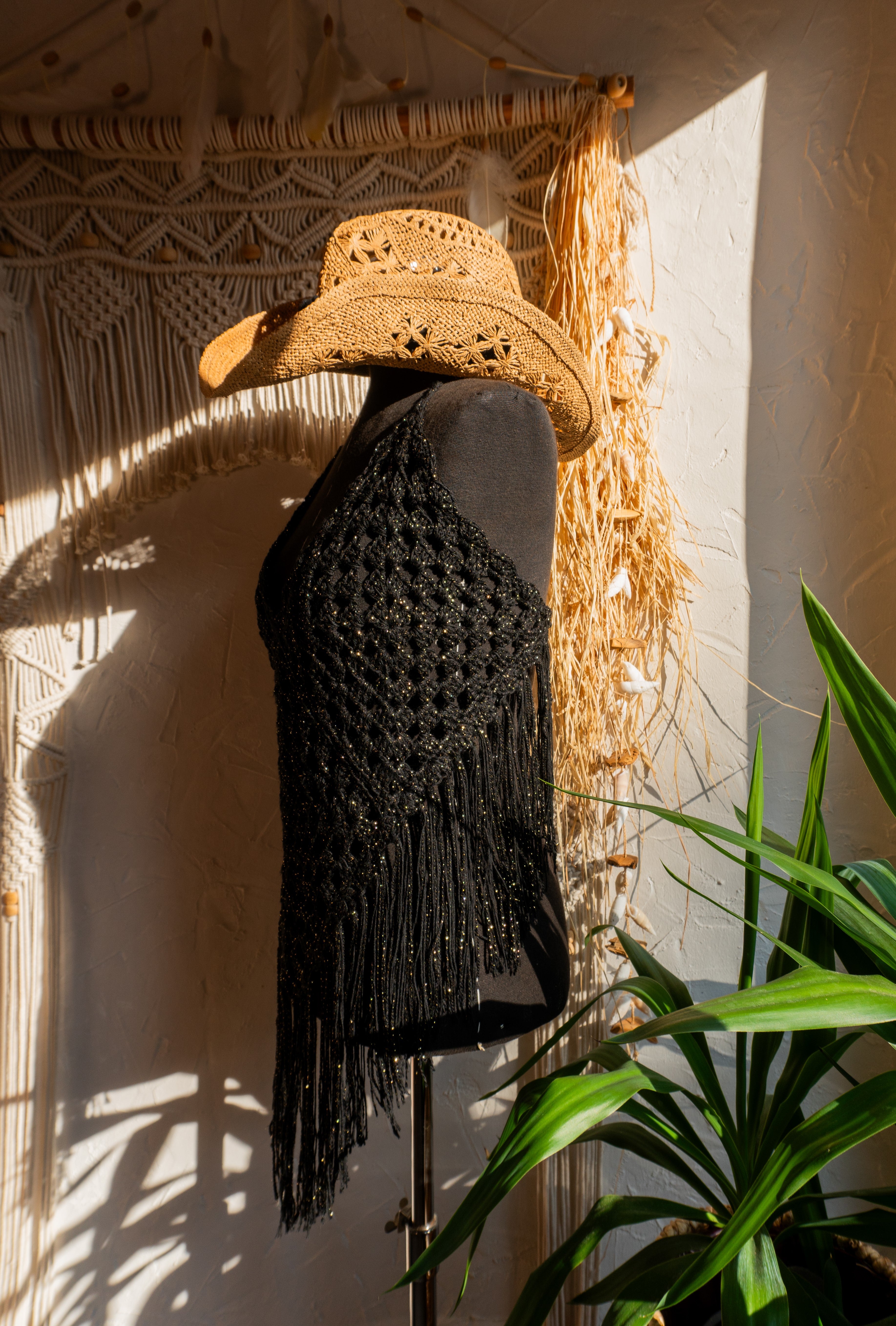 Unser handgefertigtes Häkeltop in Schwarz-Gold Metallic-Effekt ist der perfekte Begleiter für Festivals, Strandtage und den Sommer! Schickes, elegantes Erscheinungsbild dank des funkelnden Glitzereffekts. Ideal für ein Boho-Chic-Outfit. Trage dein Bikini-Oberteil nach Bedarf als Ergänzung. Bequemer Tragekomfort durch die verstellbaren Bänder am Nacken und Rücken. So passt sich das Top pefekt an Deine Figur an.