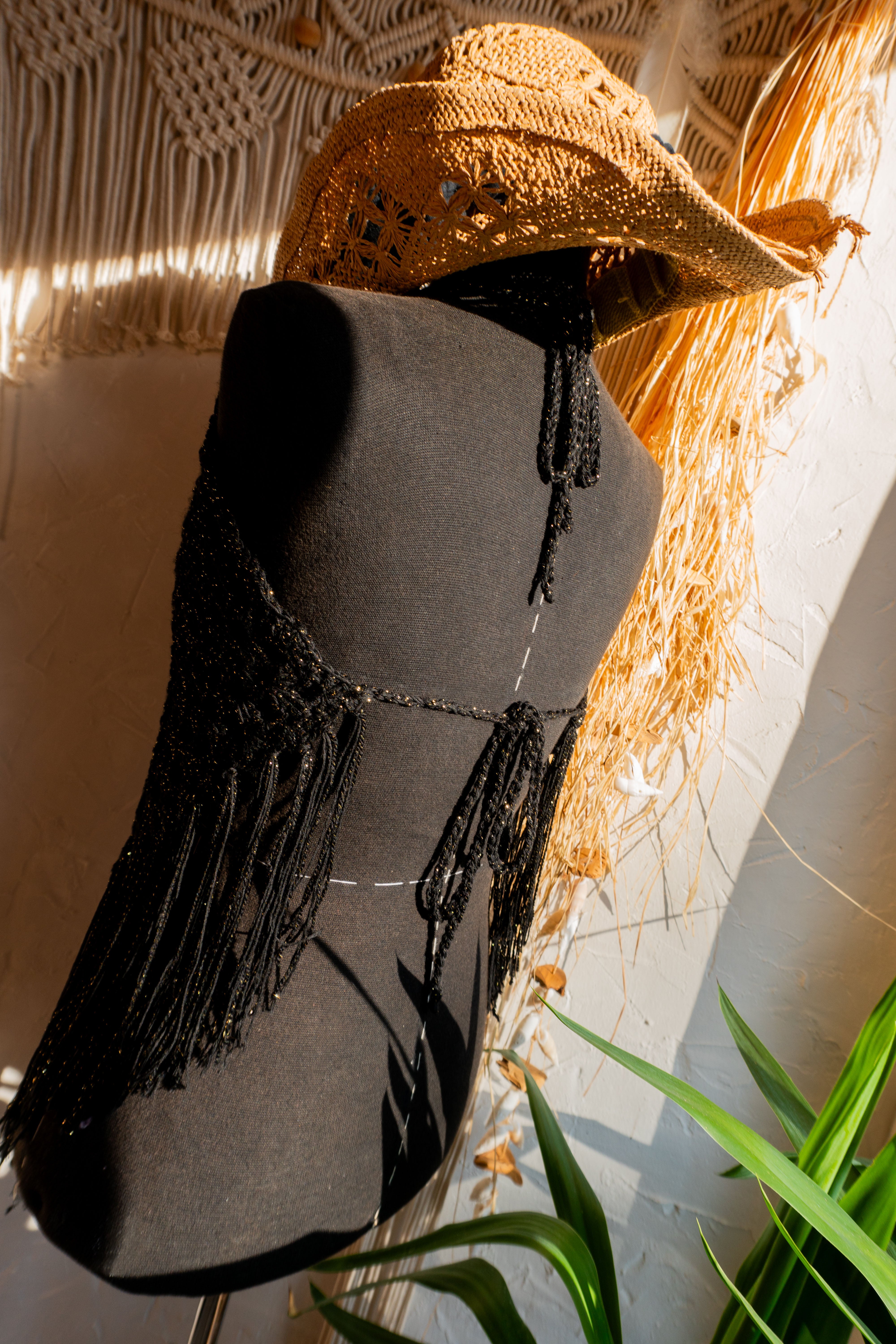 Unser handgefertigtes Häkeltop in Schwarz-Gold Metallic-Effekt ist der perfekte Begleiter für Festivals, Strandtage und den Sommer! Schickes, elegantes Erscheinungsbild dank des funkelnden Glitzereffekts. Ideal für ein Boho-Chic-Outfit. Trage dein Bikini-Oberteil nach Bedarf als Ergänzung. Bequemer Tragekomfort durch die verstellbaren Bänder am Nacken und Rücken. So passt sich das Top pefekt an Deine Figur an.