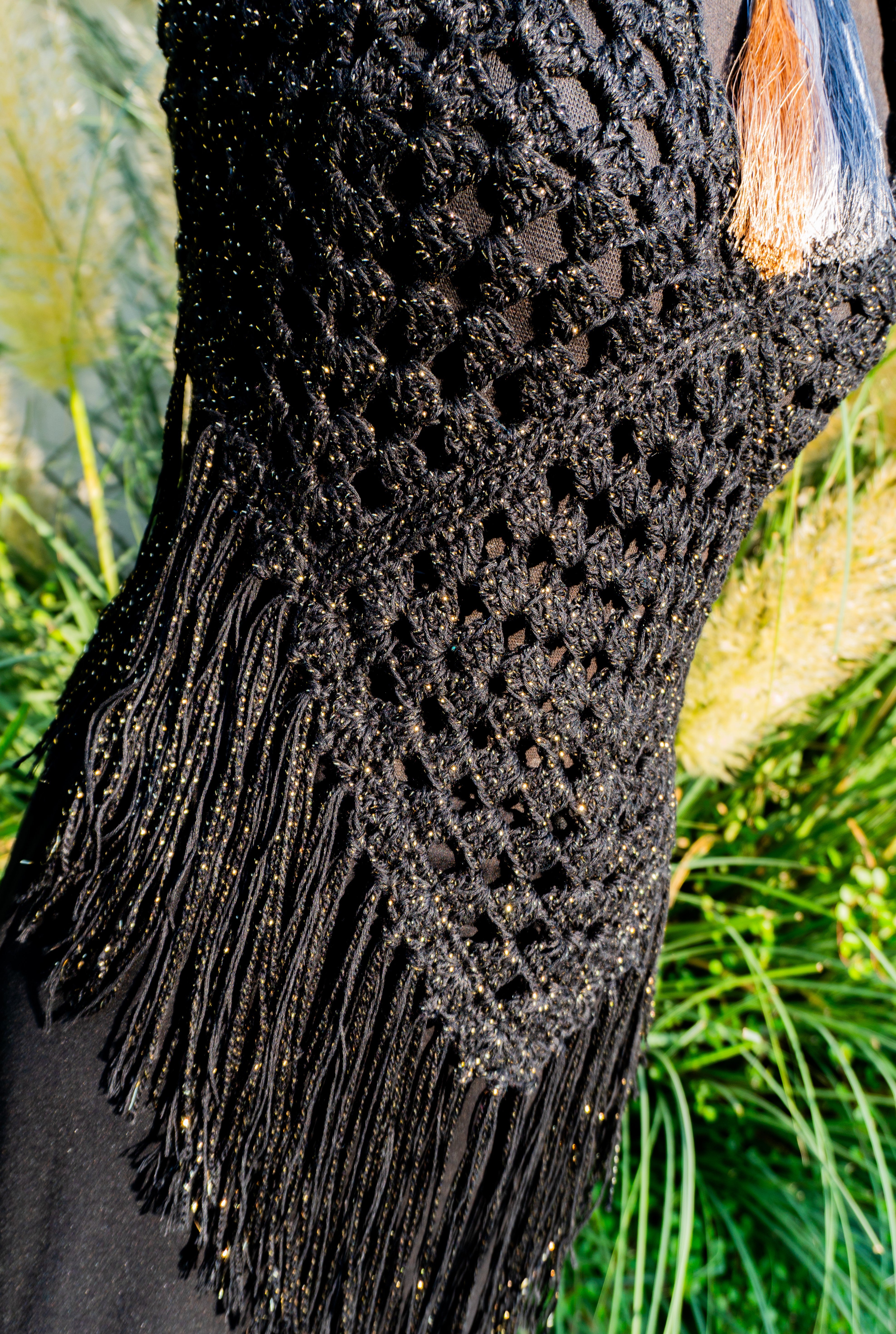 Unser handgefertigtes Häkeltop in Schwarz-Gold Metallic-Effekt ist der perfekte Begleiter für Festivals, Strandtage und den Sommer! Schickes, elegantes Erscheinungsbild dank des funkelnden Glitzereffekts. Ideal für ein Boho-Chic-Outfit. Trage dein Bikini-Oberteil nach Bedarf als Ergänzung. Bequemer Tragekomfort durch die verstellbaren Bänder am Nacken und Rücken. So passt sich das Top pefekt an Deine Figur an.