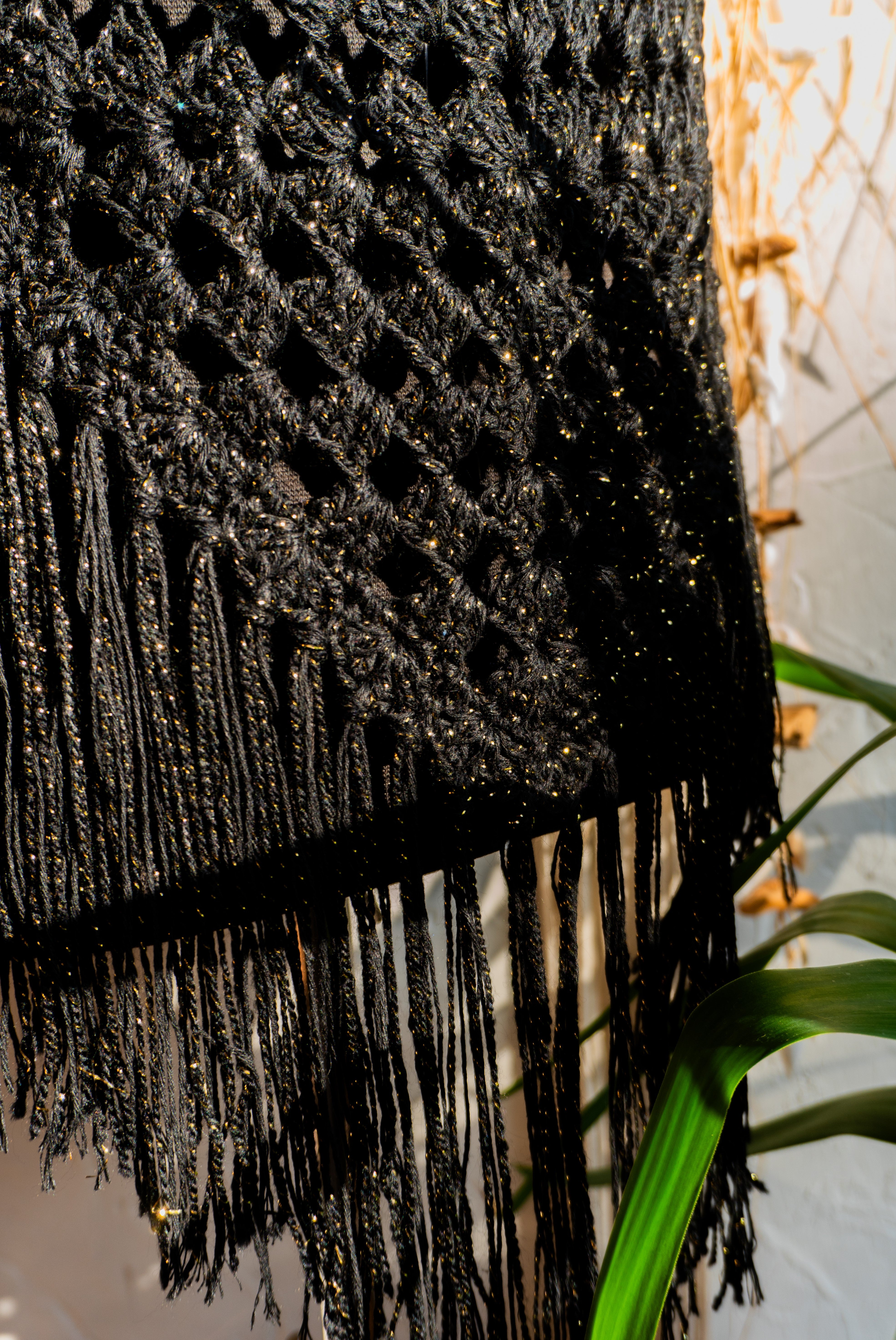 Unser handgefertigtes Häkeltop in Schwarz-Gold Metallic-Effekt ist der perfekte Begleiter für Festivals, Strandtage und den Sommer! Schickes, elegantes Erscheinungsbild dank des funkelnden Glitzereffekts. Ideal für ein Boho-Chic-Outfit. Trage dein Bikini-Oberteil nach Bedarf als Ergänzung. Bequemer Tragekomfort durch die verstellbaren Bänder am Nacken und Rücken. So passt sich das Top pefekt an Deine Figur an.