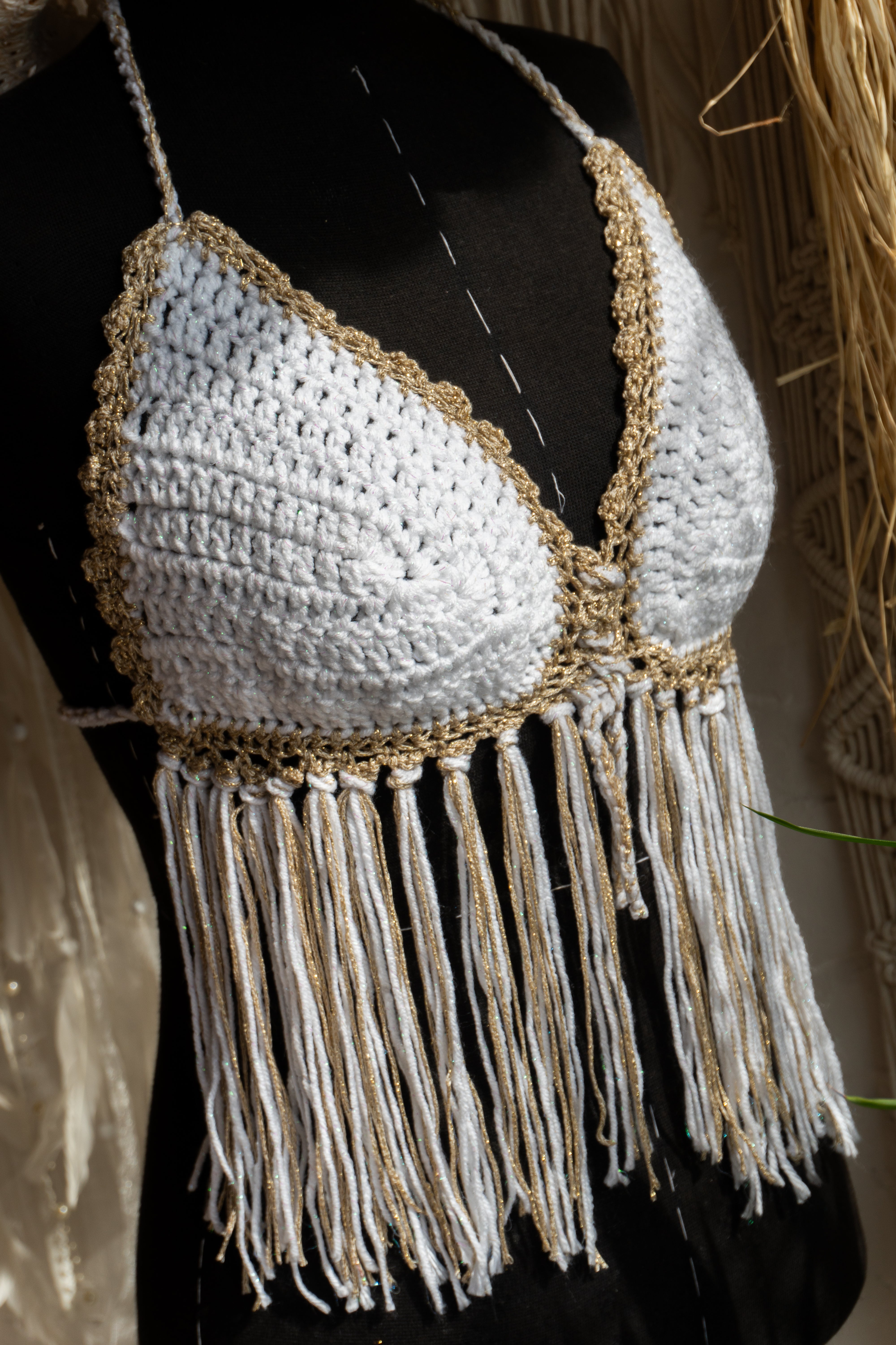 handgefertigtes Unikat Häkeltop in Weiß-Gold mit stylischem Metallic-Effekt. Die passenden Fransen und individuellen Verstellmöglichkeiten im Nacken, Rücken und Ausschnitt machen das Top zu einem echten Highlight.