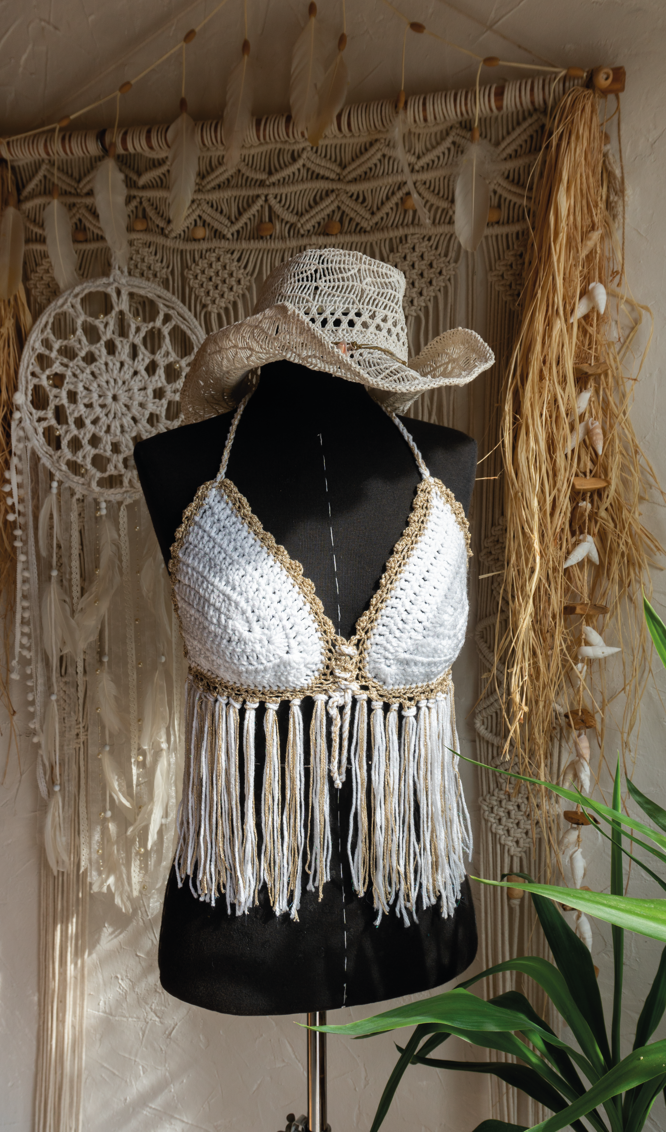 handgefertigtes Unikat Häkeltop in Weiß-Gold mit stylischem Metallic-Effekt. Die passenden Fransen und individuellen Verstellmöglichkeiten im Nacken, Rücken und Ausschnitt machen das Top zu einem echten Highlight.