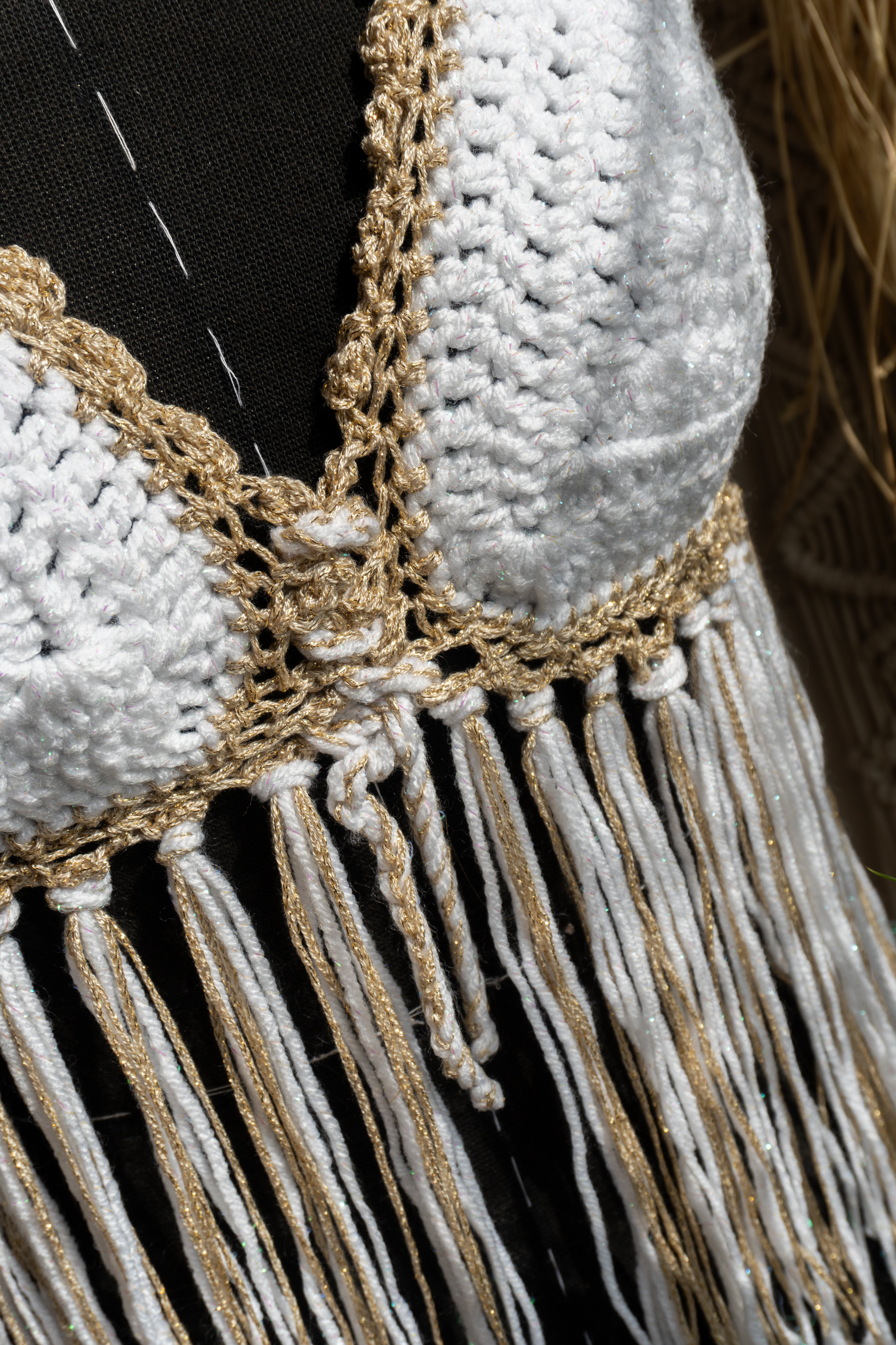 handgefertigtes Unikat Häkeltop in Weiß-Gold mit stylischem Metallic-Effekt. Die passenden Fransen und individuellen Verstellmöglichkeiten im Nacken, Rücken und Ausschnitt machen das Top zu einem echten Highlight.
