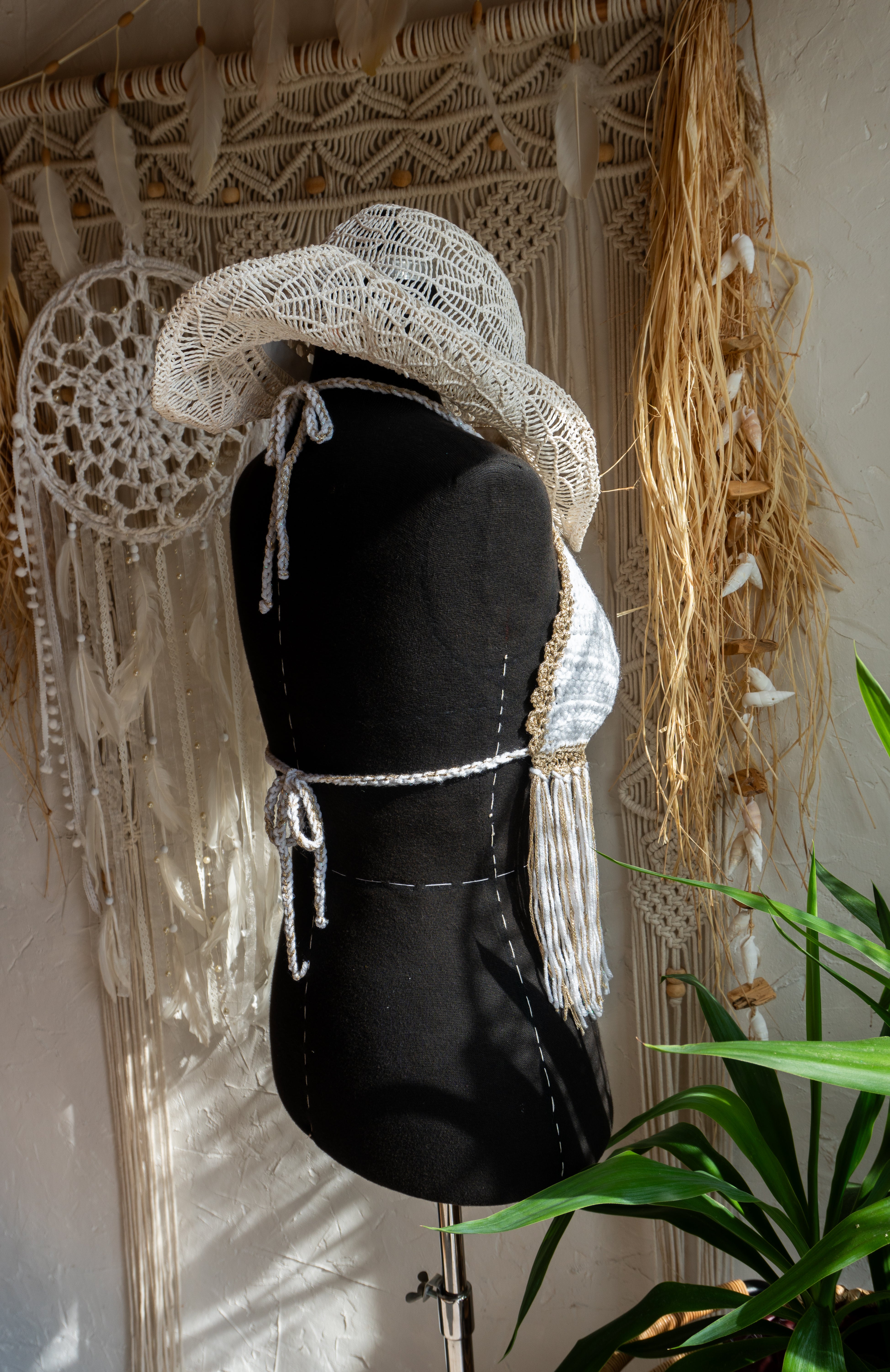 handgefertigtes Unikat Häkeltop in Weiß-Gold mit stylischem Metallic-Effekt. Die passenden Fransen und individuellen Verstellmöglichkeiten im Nacken, Rücken und Ausschnitt machen das Top zu einem echten Highlight.
