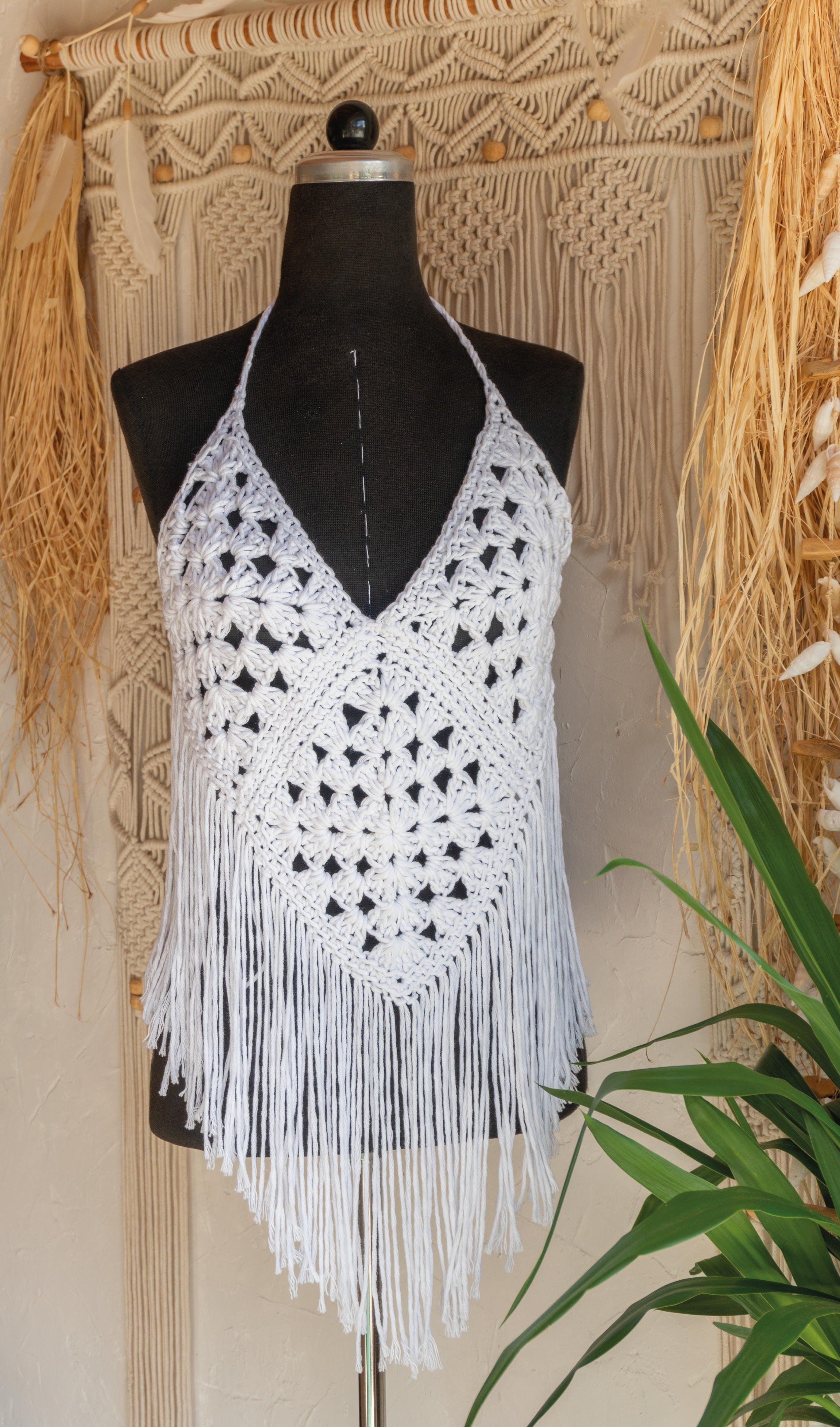 Handgefertigte leichte Boho Hippie Ibiza Style Sommermode für Frauen. Häkeltop in weiß im Nacken und am Rücken individuell verstellbar. Für den Strand, Festivals oder zum Sommeroutfit.