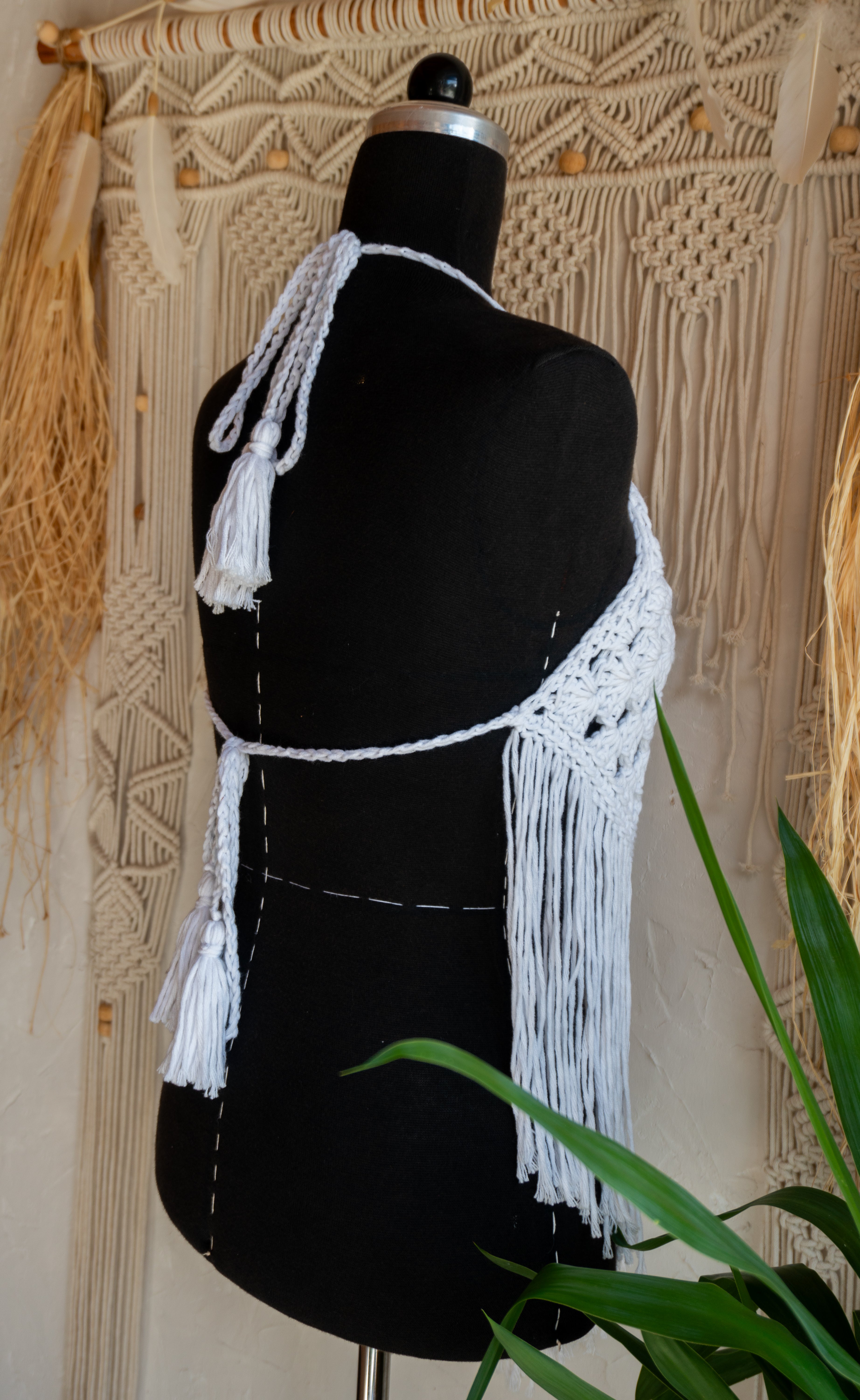 Handgefertigte leichte Boho Hippie Ibiza Style Sommermode für Frauen. Häkeltop in weiß im Nacken und am Rücken individuell verstellbar. Für den Strand, Festivals oder zum Sommeroutfit.