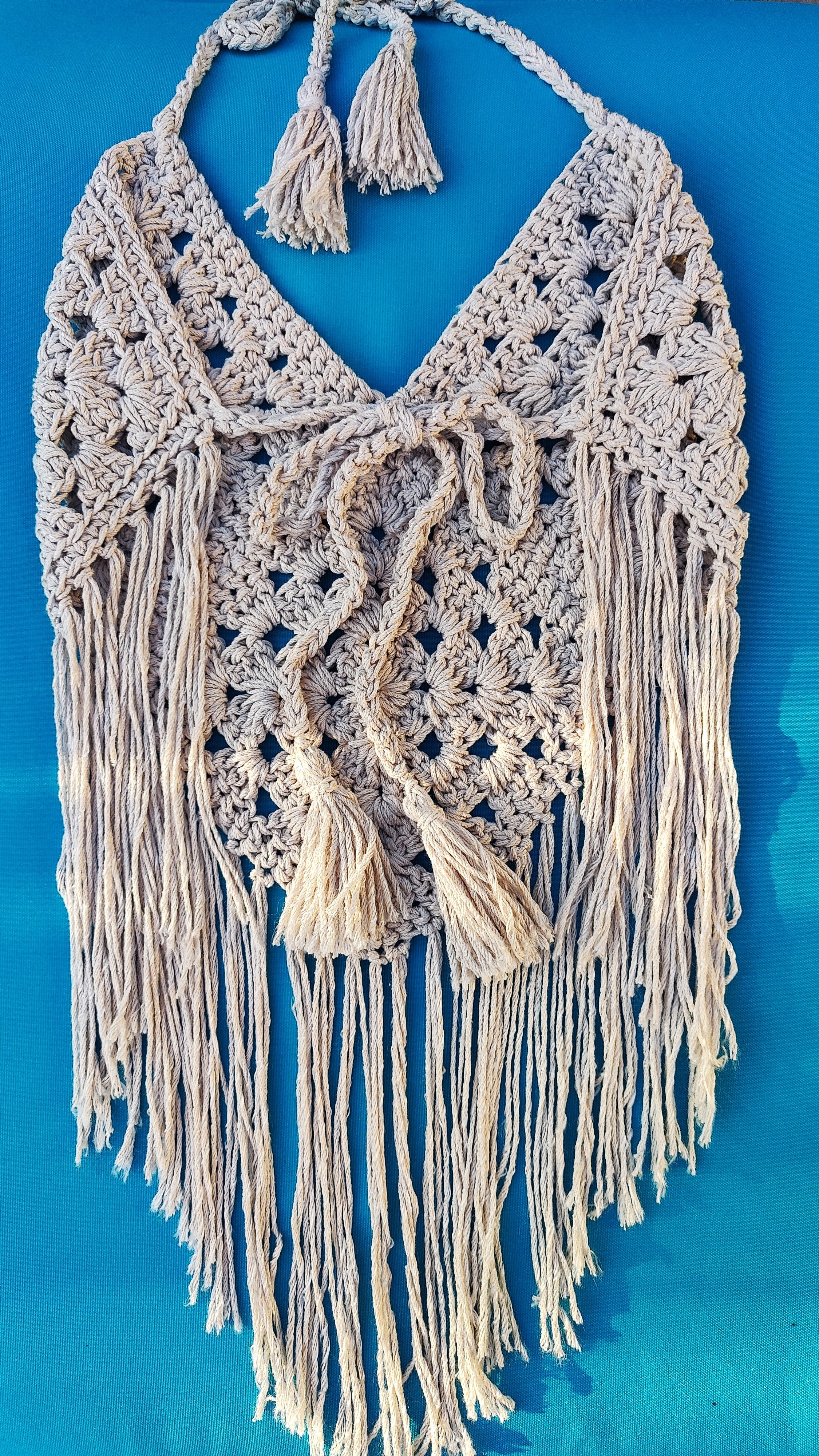Handgefertigte, luftige Sommerkleidung im Boho Hippie-Ibiza-Stil für Frauen! Dieses beige Häkeltop kann im Nacken und am Rücken ganz individuell angepasst werden. Perfekt für den Strand, Festivals oder als Sommeroutfit!