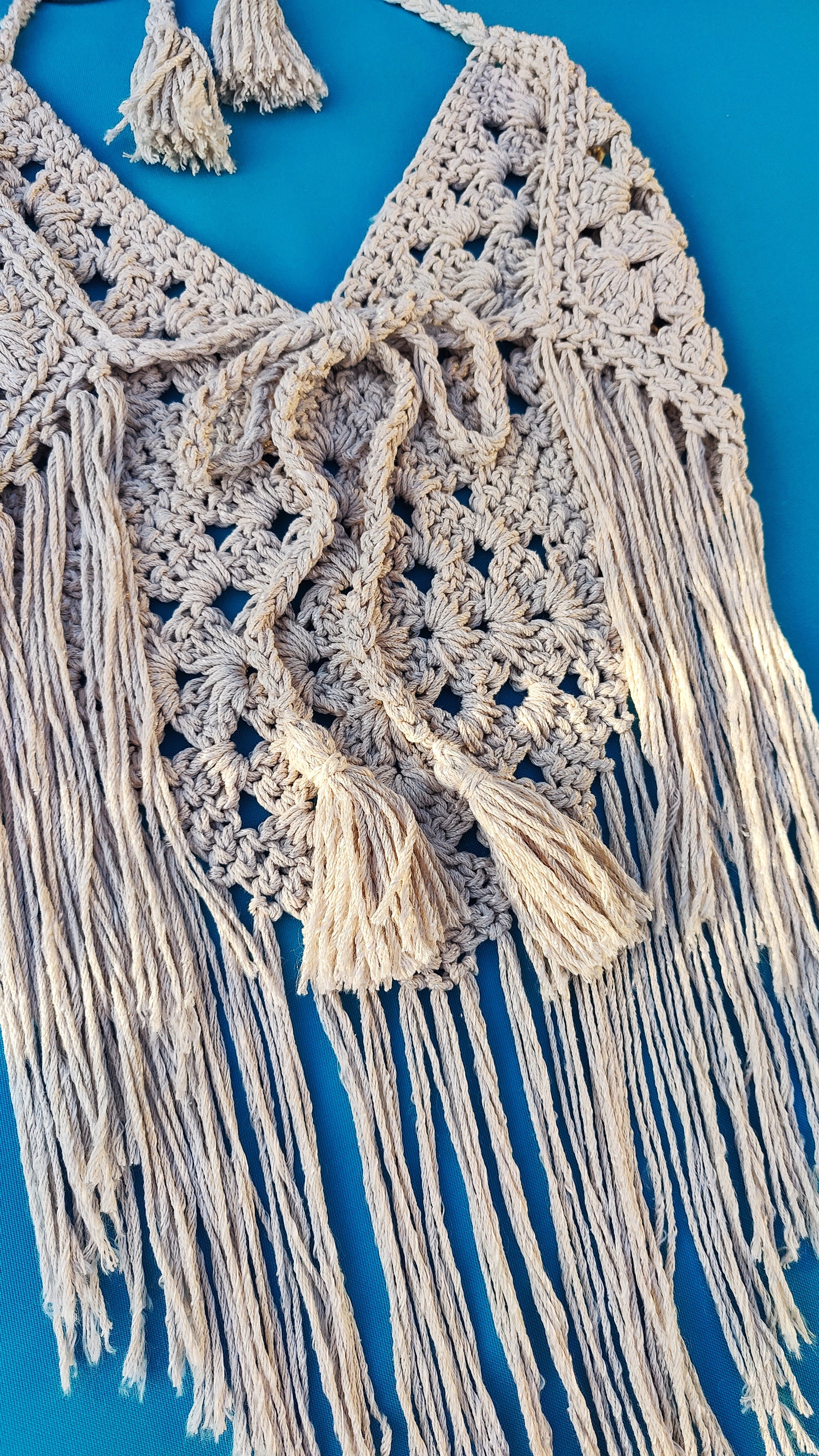 Handgefertigte, luftige Sommerkleidung im Boho Hippie-Ibiza-Stil für Frauen! Dieses beige Häkeltop kann im Nacken und am Rücken ganz individuell angepasst werden. Perfekt für den Strand, Festivals oder als Sommeroutfit!