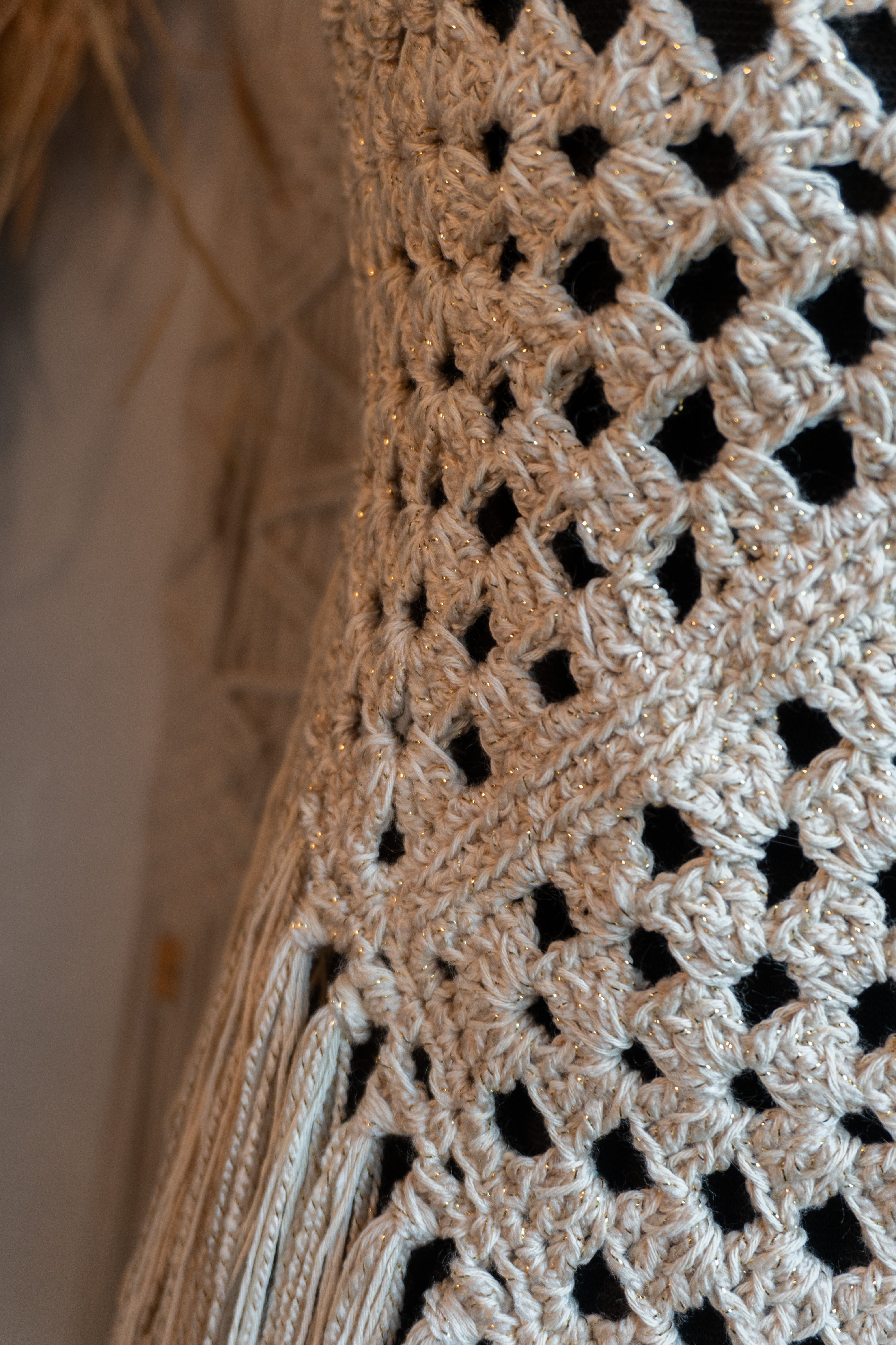 Das handgefertigte Häkeltop in Beige-Gold ist perfekt für den Hippe Boho Style und besticht durch den Mix mit edlem Metalliceffekt-Garn. Mit individuell verstellbaren Trägern im Nacken und am Rücken passt es sich jeder Figur an und sorgt für ein bequemes Tragegefühl. Ideal für Festivals, Strandbesuche oder den sommerlichen Look.