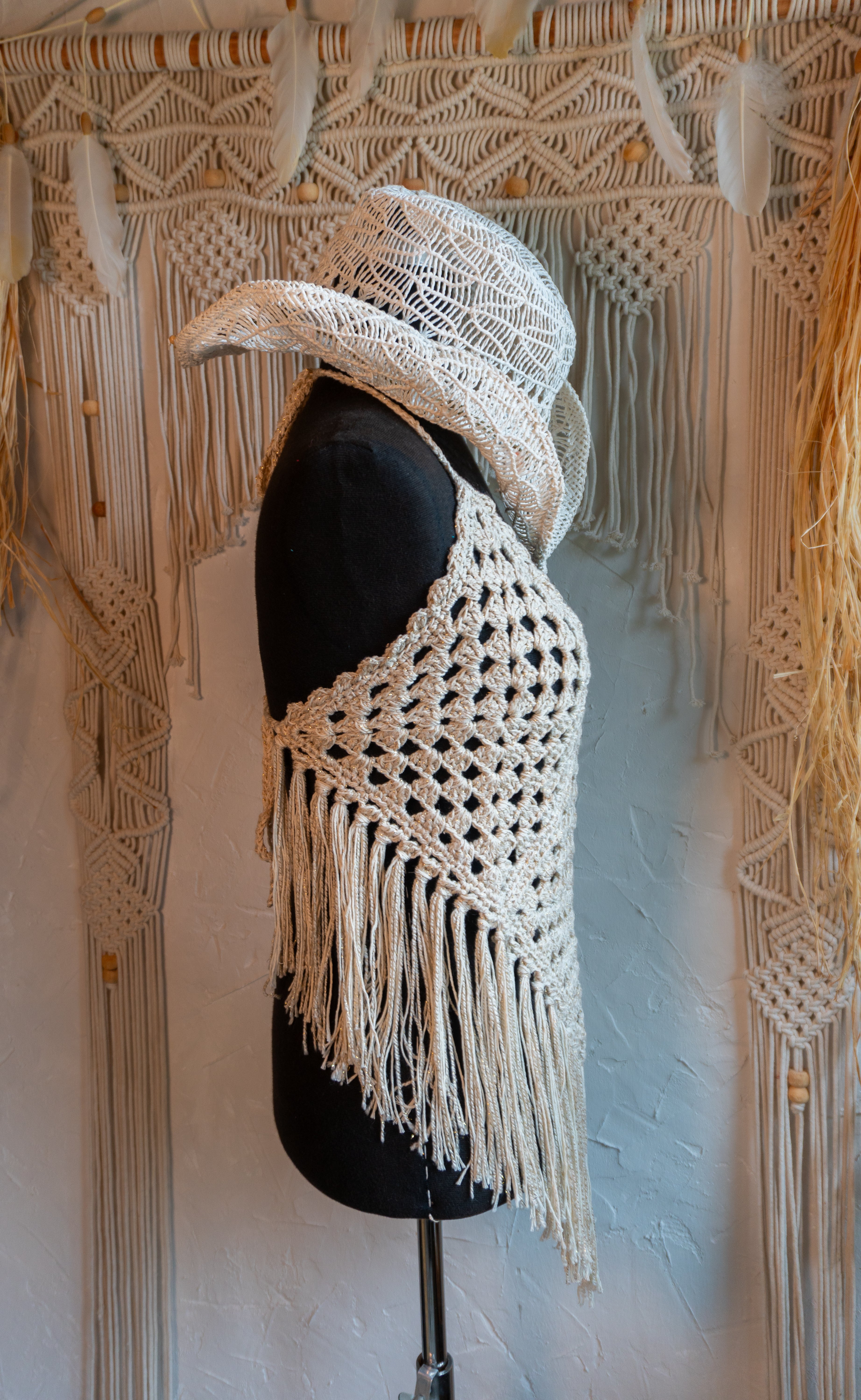 Das handgefertigte Häkeltop in Beige-Gold ist perfekt für den Hippe Boho Style und besticht durch den Mix mit edlem Metalliceffekt-Garn. Mit individuell verstellbaren Trägern im Nacken und am Rücken passt es sich jeder Figur an und sorgt für ein bequemes Tragegefühl. Ideal für Festivals, Strandbesuche oder den sommerlichen Look.