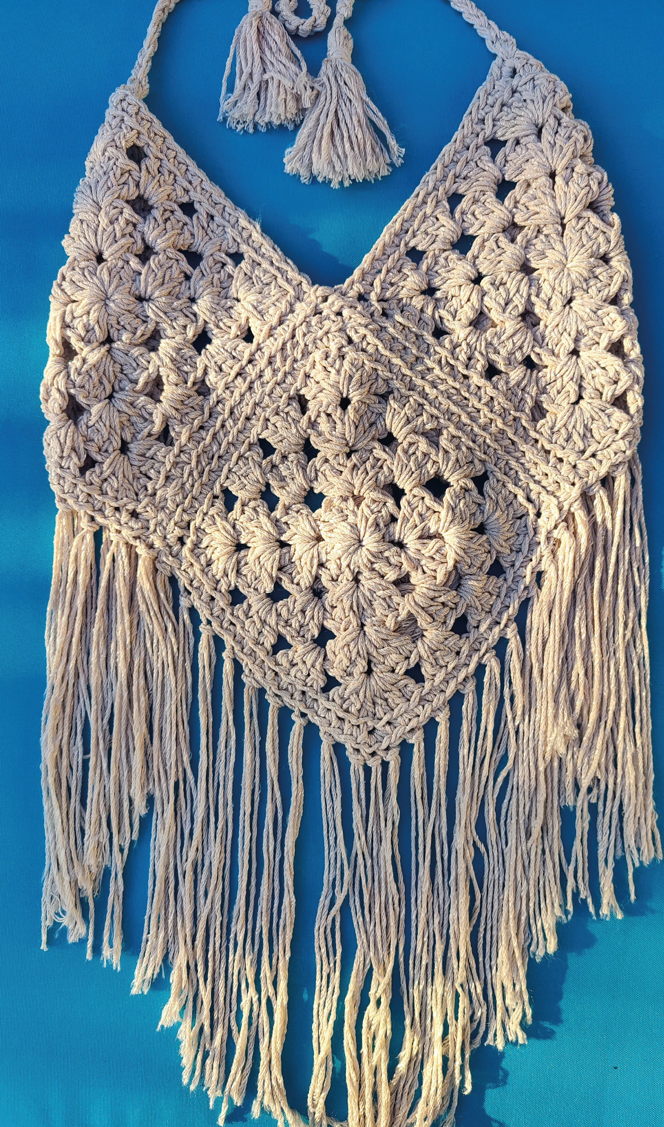 Handgefertigte, luftige Sommerkleidung im Boho Hippie-Ibiza-Stil für Frauen! Dieses beige Häkeltop kann im Nacken und am Rücken ganz individuell angepasst werden. Perfekt für den Strand, Festivals oder als Sommeroutfit!