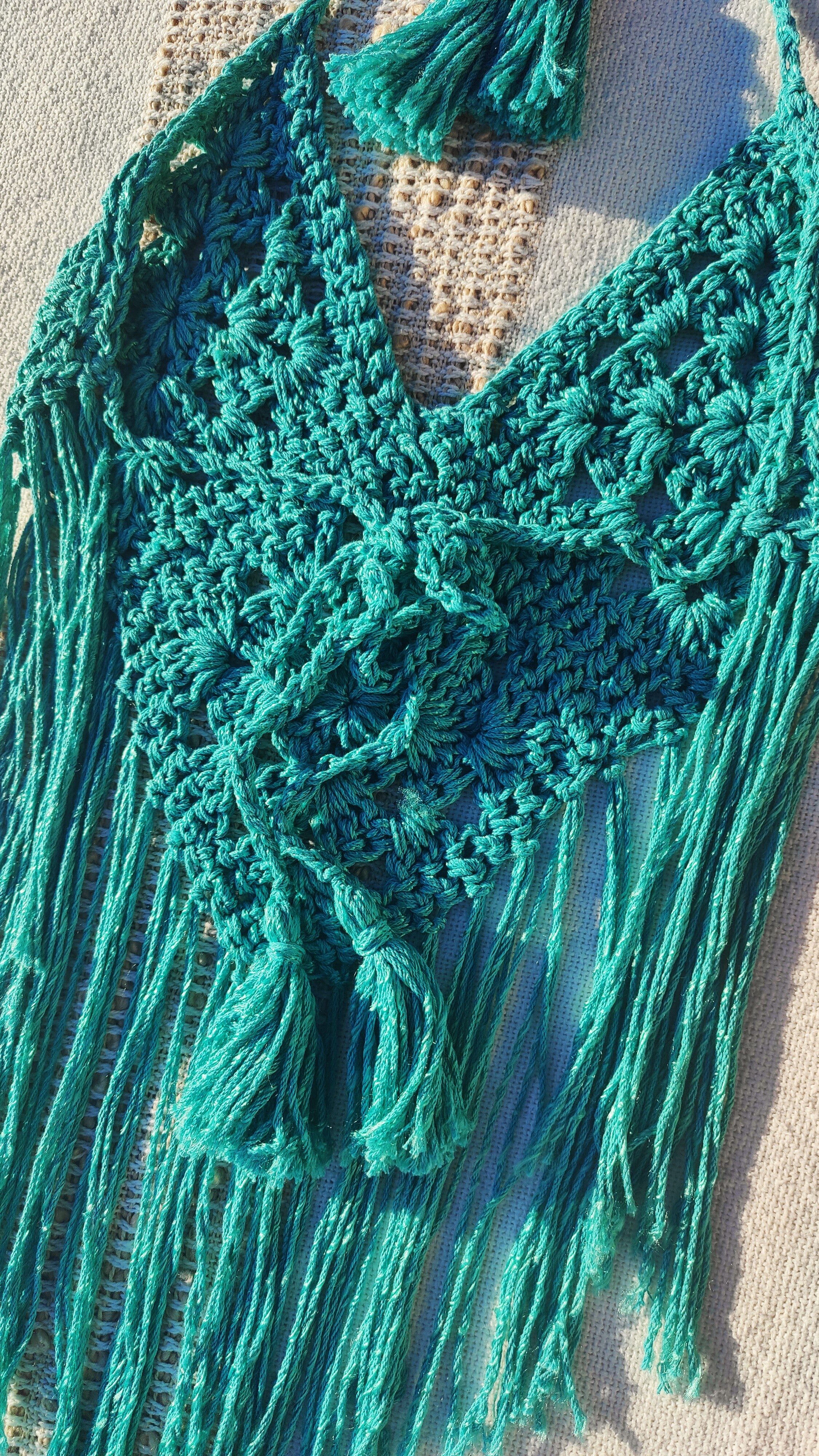 Handgefertigte, luftige Sommerkleidung im Boho Hippie-Ibiza-Stil für Frauen! Dieses mint grüne Häkeltop kann im Nacken und am Rücken ganz nach Wunsch angepasst werden. Perfekt für den Strand, Festivals oder als Sommeroutfit!