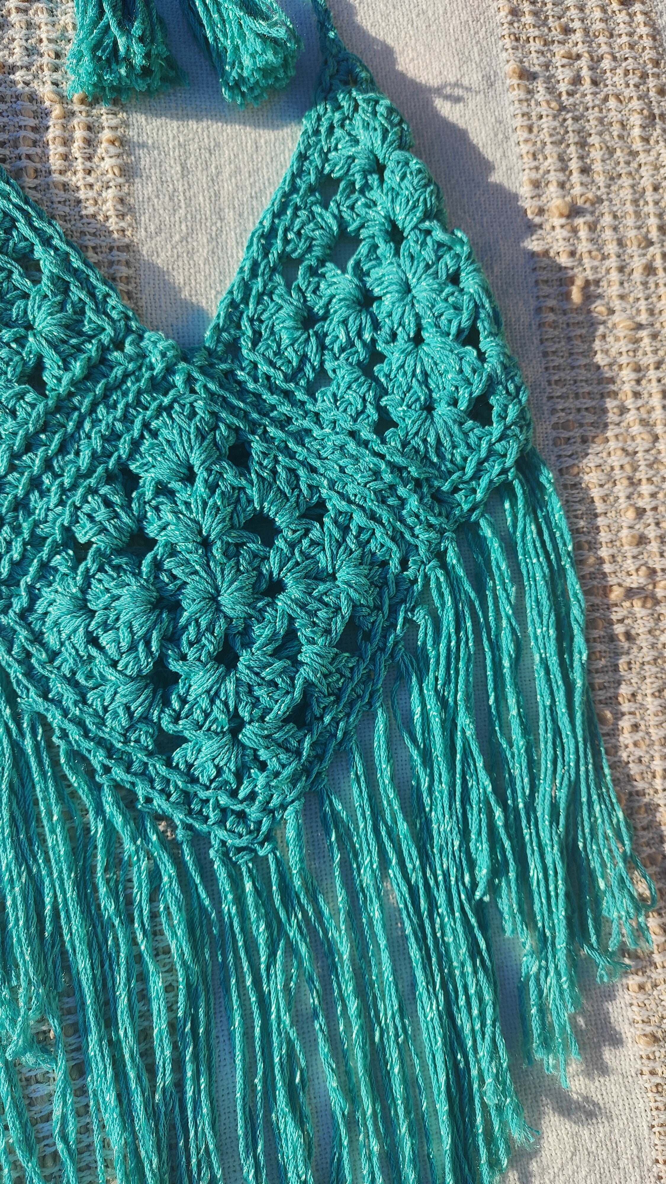 Handgefertigte, luftige Sommerkleidung im Boho Hippie-Ibiza-Stil für Frauen! Dieses mint grüne Häkeltop kann im Nacken und am Rücken ganz nach Wunsch angepasst werden. Perfekt für den Strand, Festivals oder als Sommeroutfit!