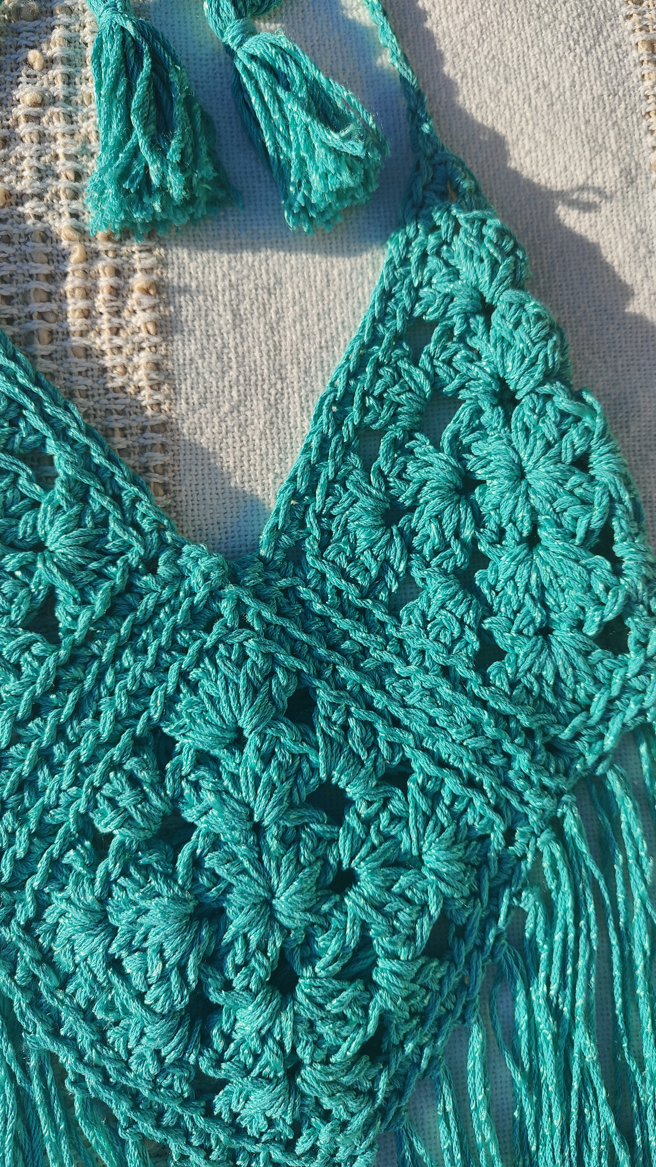 Handgefertigte, luftige Sommerkleidung im Boho Hippie-Ibiza-Stil für Frauen! Dieses mint grüne Häkeltop kann im Nacken und am Rücken ganz nach Wunsch angepasst werden. Perfekt für den Strand, Festivals oder als Sommeroutfit!