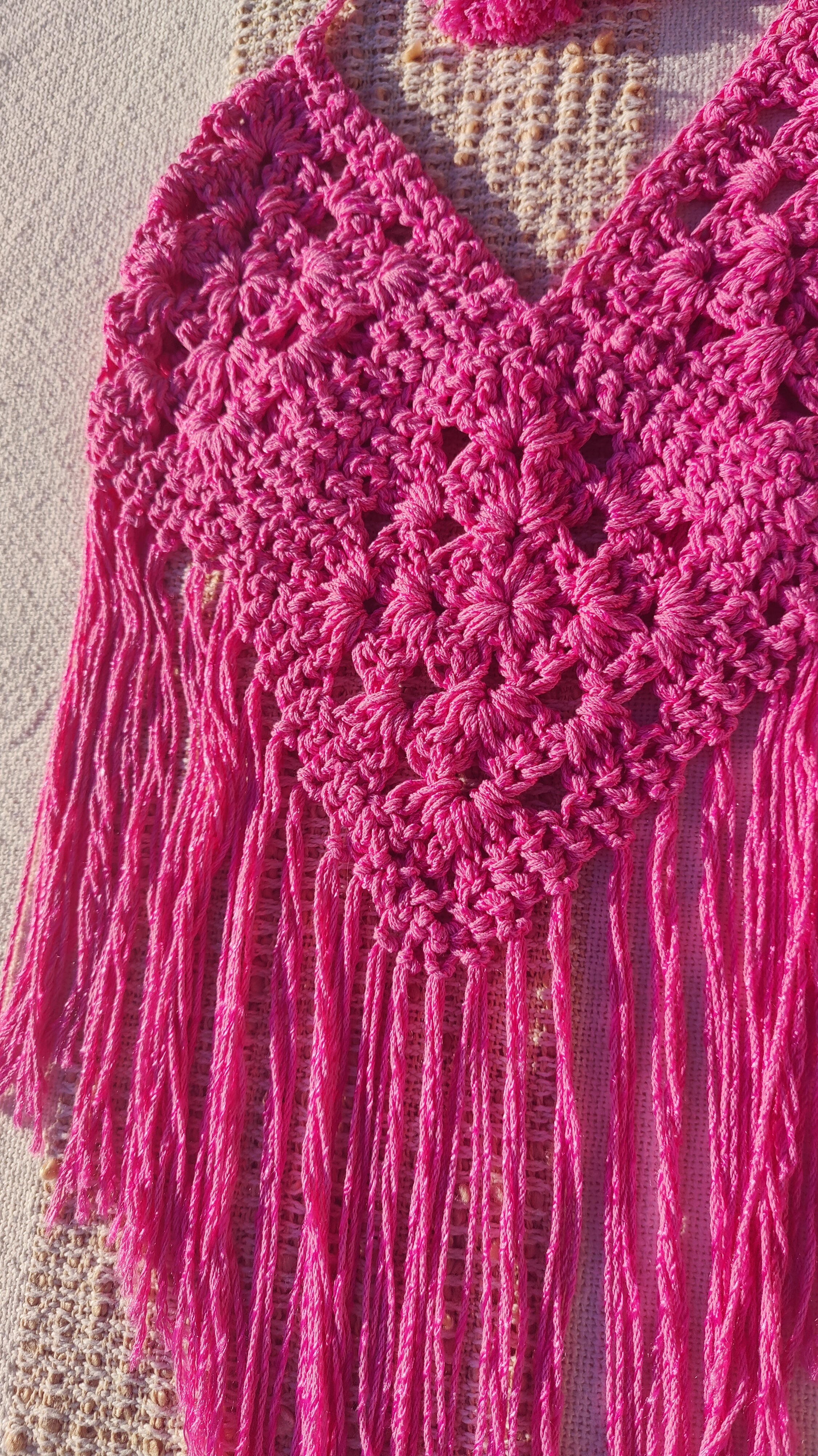 Handgefertigte, luftige Sommerkleidung im Hippie-Ibiza-Stil für Frauen! Dieses pink rosa Häkeltop kann im Nacken und am Rücken ganz nach Wunsch angepasst werden. Perfekt für den Strand, Festivals oder als Sommeroutfit!