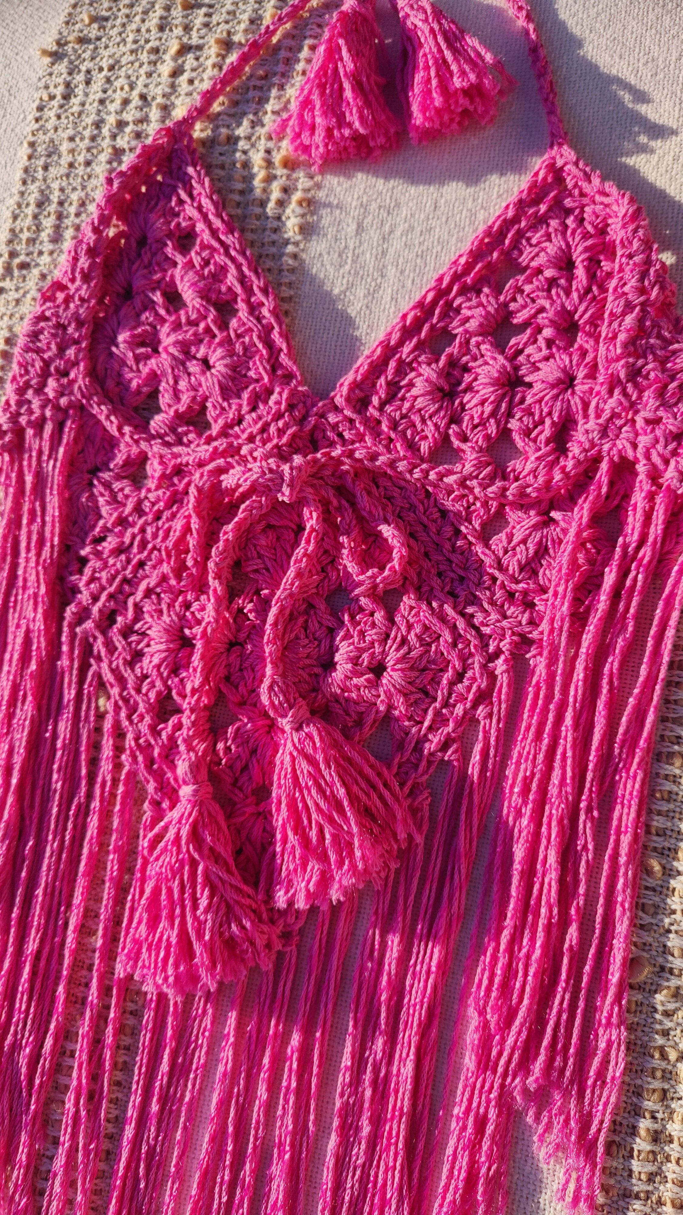 Handgefertigte, luftige Sommerkleidung im Hippie-Ibiza-Stil für Frauen! Dieses pink rosa Häkeltop kann im Nacken und am Rücken ganz nach Wunsch angepasst werden. Perfekt für den Strand, Festivals oder als Sommeroutfit!