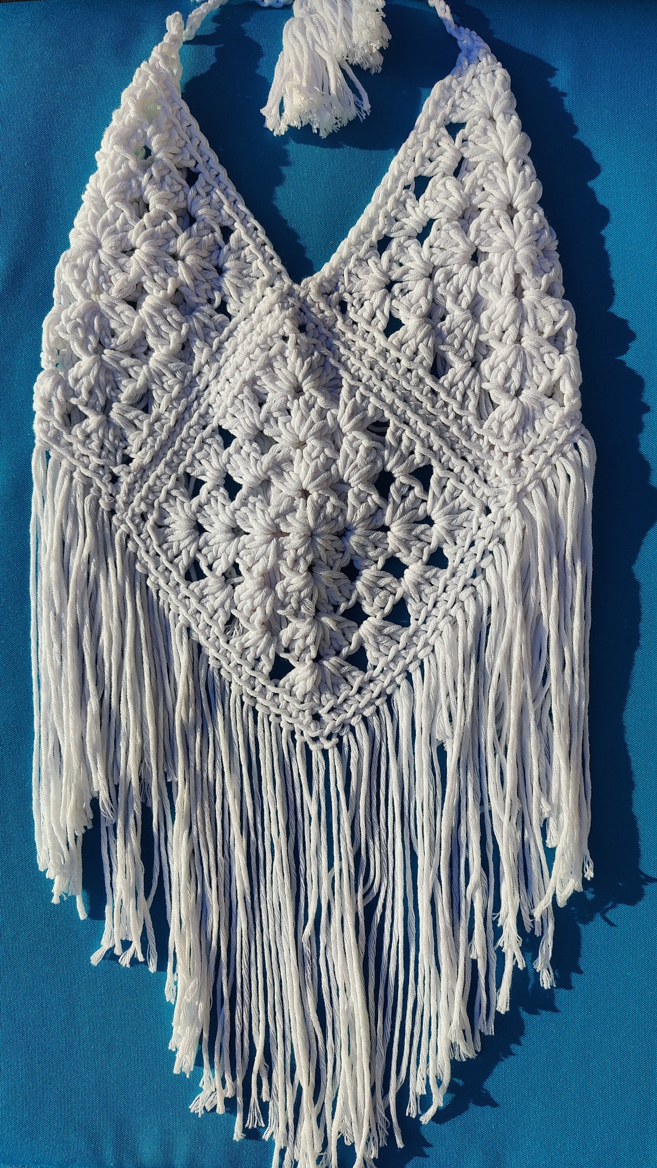 Handgefertigte leichte Boho Hippie Ibiza Style Sommermode für Frauen. Häkeltop in weiß im Nacken und am Rücken individuell verstellbar. Für den Strand, Festivals oder zum Sommeroutfit.