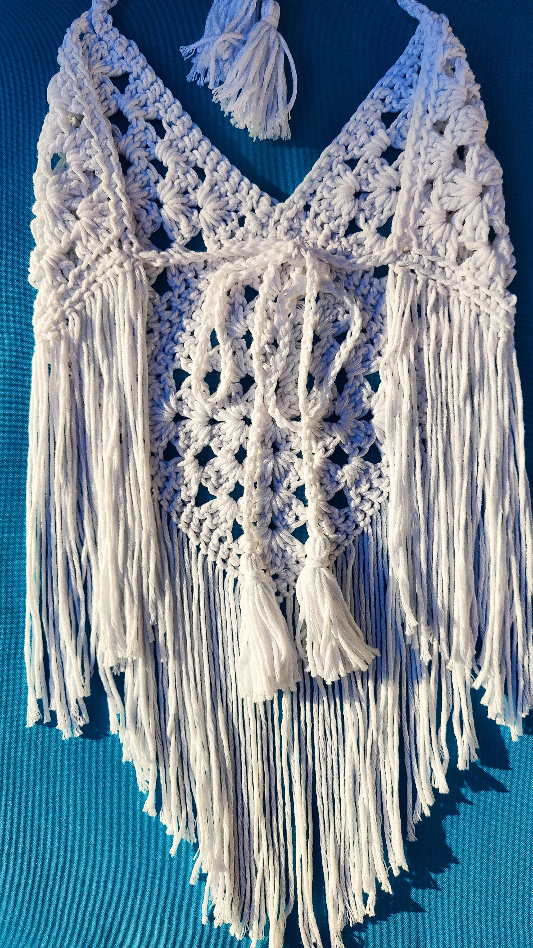 Handgefertigte leichte Boho Hippie Ibiza Style Sommermode für Frauen. Häkeltop in weiß im Nacken und am Rücken individuell verstellbar. Für den Strand, Festivals oder zum Sommeroutfit.