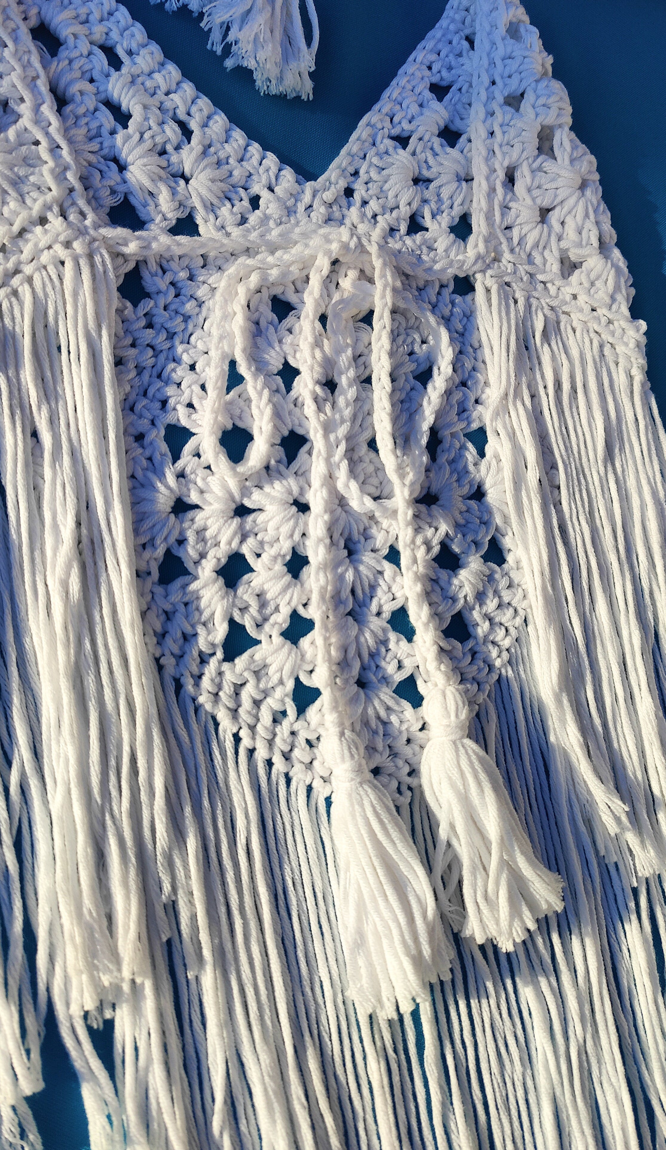 Handgefertigte leichte Boho Hippie Ibiza Style Sommermode für Frauen. Häkeltop in weiß im Nacken und am Rücken individuell verstellbar. Für den Strand, Festivals oder zum Sommeroutfit.