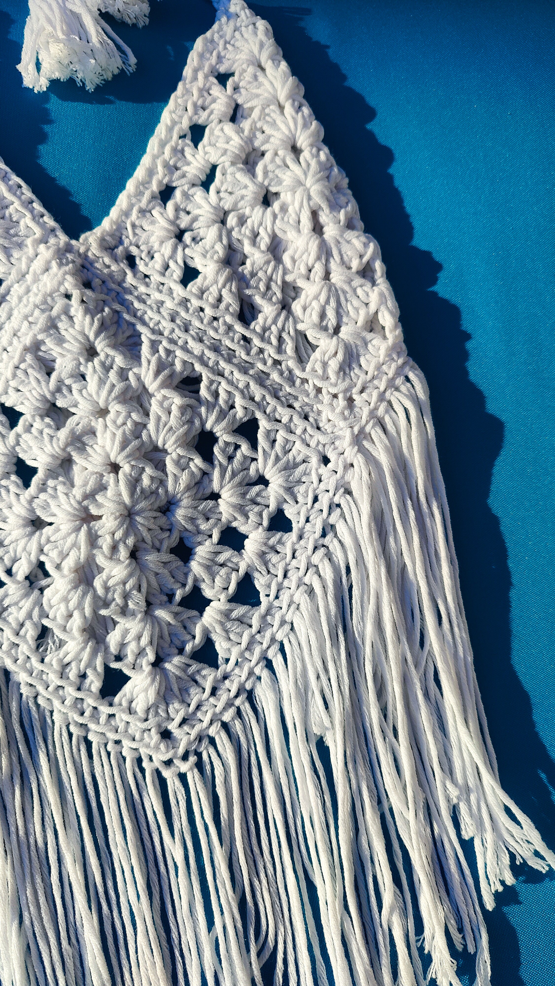 Handgefertigte leichte Boho Hippie Ibiza Style Sommermode für Frauen. Häkeltop in weiß im Nacken und am Rücken individuell verstellbar. Für den Strand, Festivals oder zum Sommeroutfit.