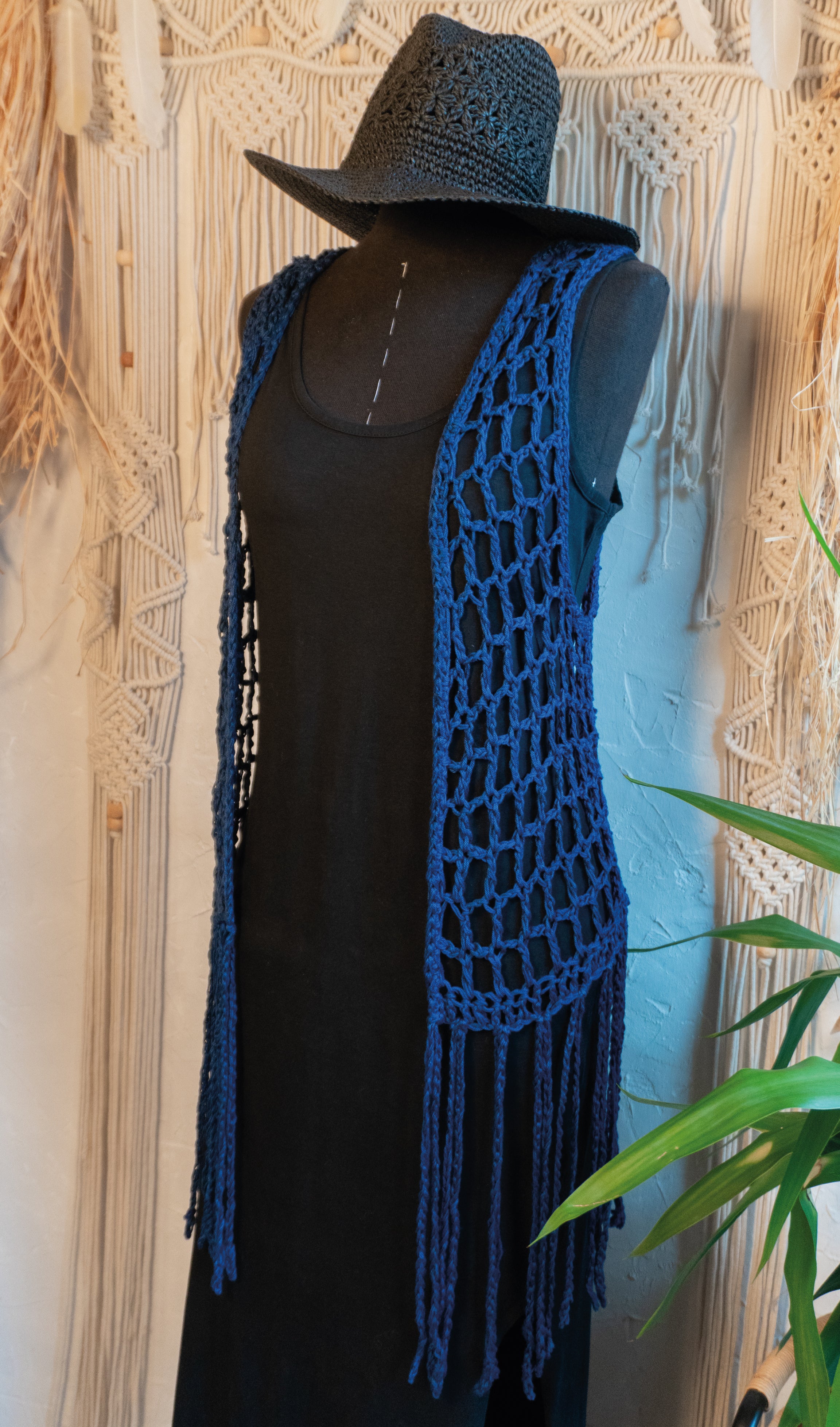 Diese Unikat Häkelweste in stylischem dunkelblau wurde liebevoll von Hand gefertigt und besteht aus weichem merzerisiertem Baumwollgarn. Sie ist das perfekte Accessoire für einen lässigen Boho-Look und verleiht jedem Outfit durch ihre Fransen und das einzigartige Design eine besondere Note.