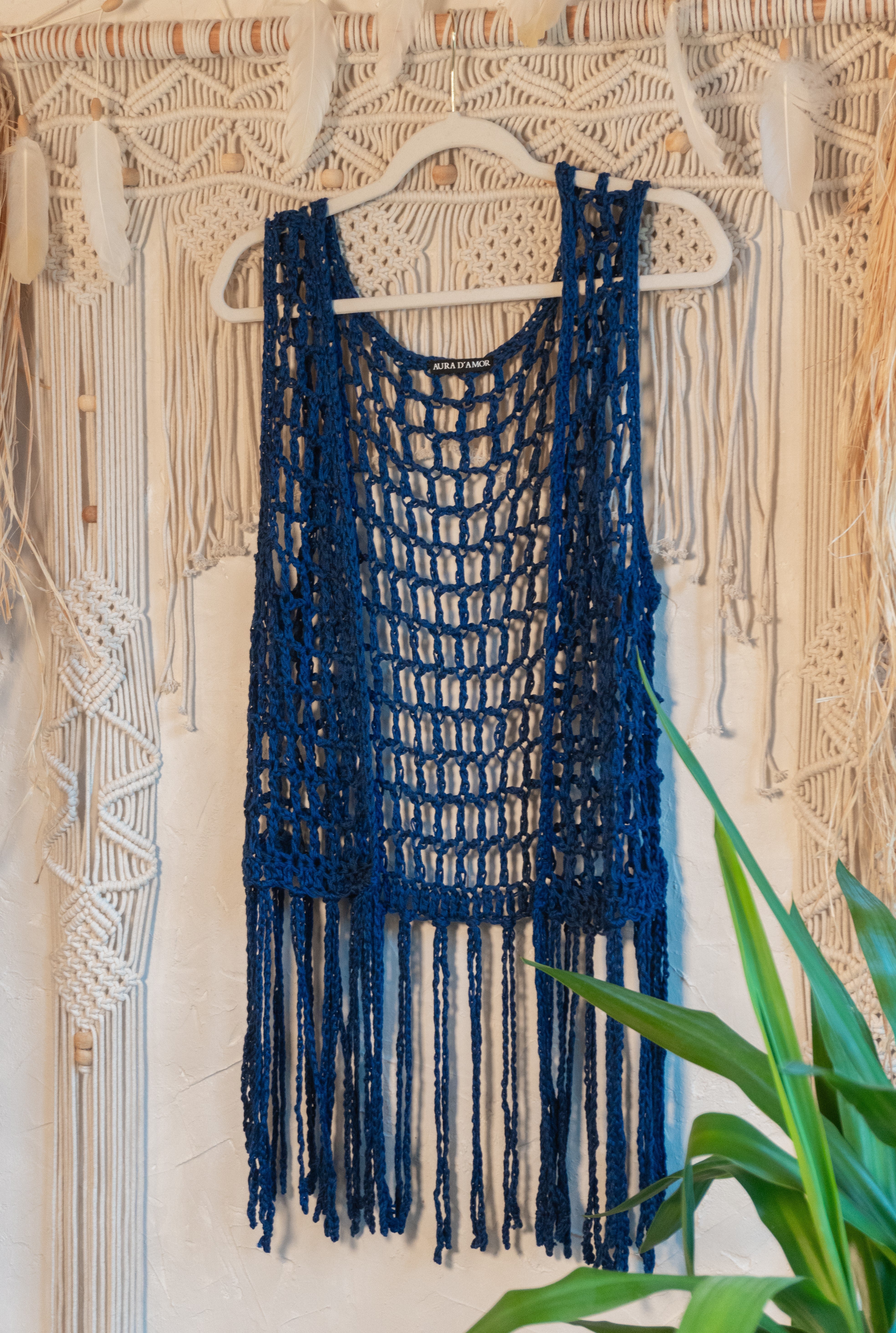 Diese Unikat Häkelweste in stylischem dunkelblau wurde liebevoll von Hand gefertigt und besteht aus weichem merzerisiertem Baumwollgarn. Sie ist das perfekte Accessoire für einen lässigen Boho-Look und verleiht jedem Outfit durch ihre Fransen und das einzigartige Design eine besondere Note.