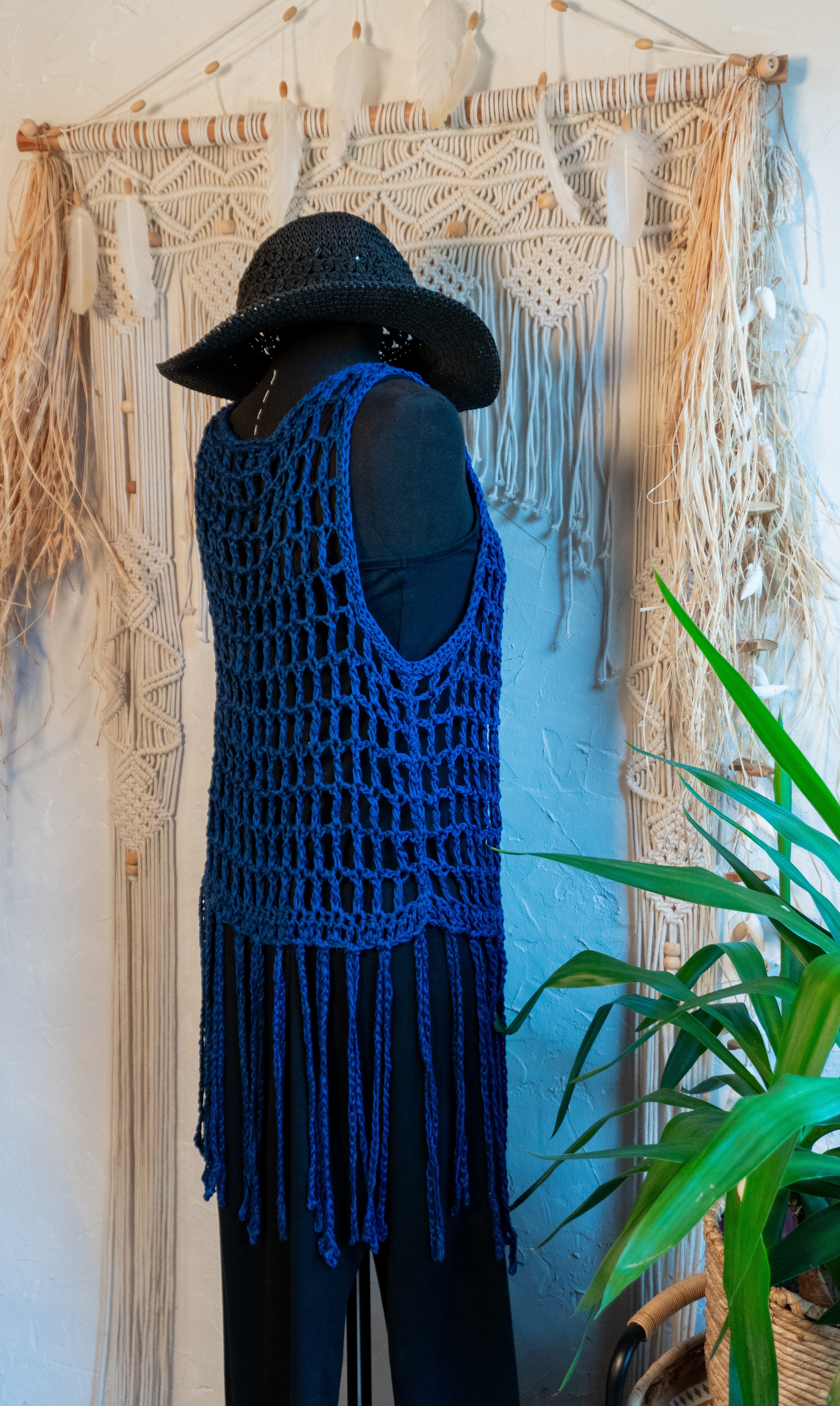 Diese Unikat Häkelweste in stylischem dunkelblau wurde liebevoll von Hand gefertigt und besteht aus weichem merzerisiertem Baumwollgarn. Sie ist das perfekte Accessoire für einen lässigen Boho-Look und verleiht jedem Outfit durch ihre Fransen und das einzigartige Design eine besondere Note.