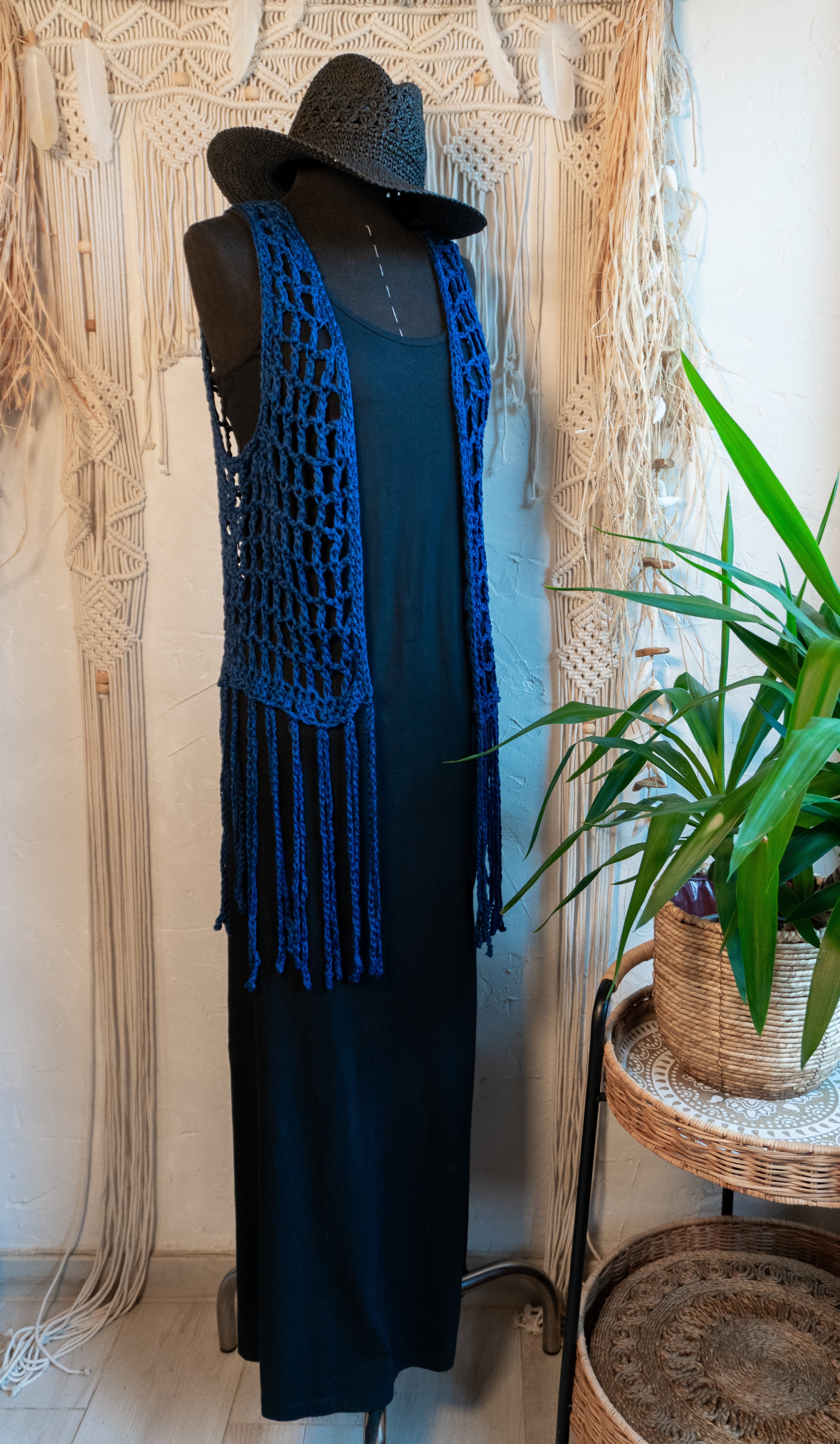 Diese Unikat Häkelweste in stylischem dunkelblau wurde liebevoll von Hand gefertigt und besteht aus weichem merzerisiertem Baumwollgarn. Sie ist das perfekte Accessoire für einen lässigen Boho-Look und verleiht jedem Outfit durch ihre Fransen und das einzigartige Design eine besondere Note.