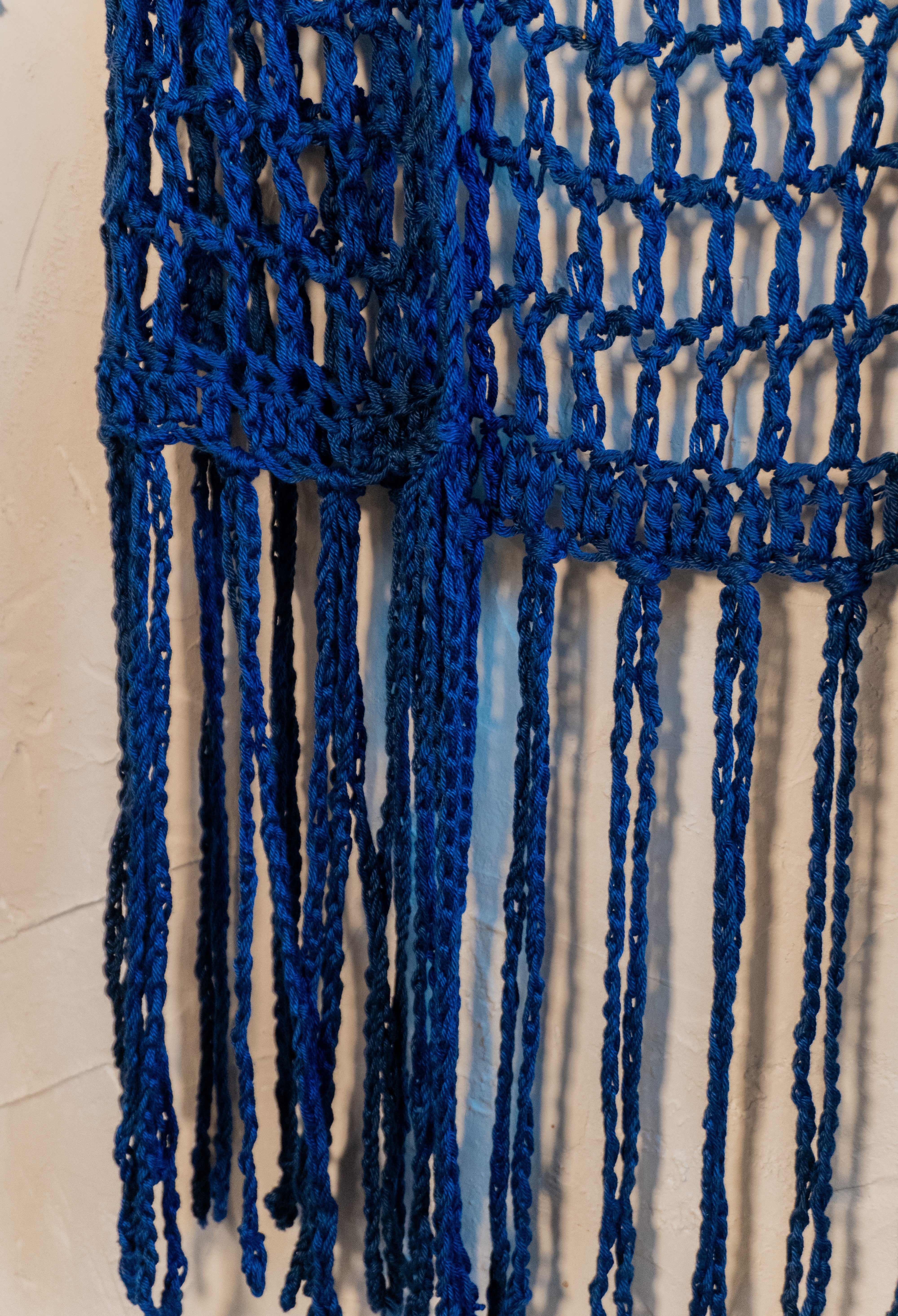 Diese Unikat Häkelweste in stylischem dunkelblau wurde liebevoll von Hand gefertigt und besteht aus weichem merzerisiertem Baumwollgarn. Sie ist das perfekte Accessoire für einen lässigen Boho-Look und verleiht jedem Outfit durch ihre Fransen und das einzigartige Design eine besondere Note.