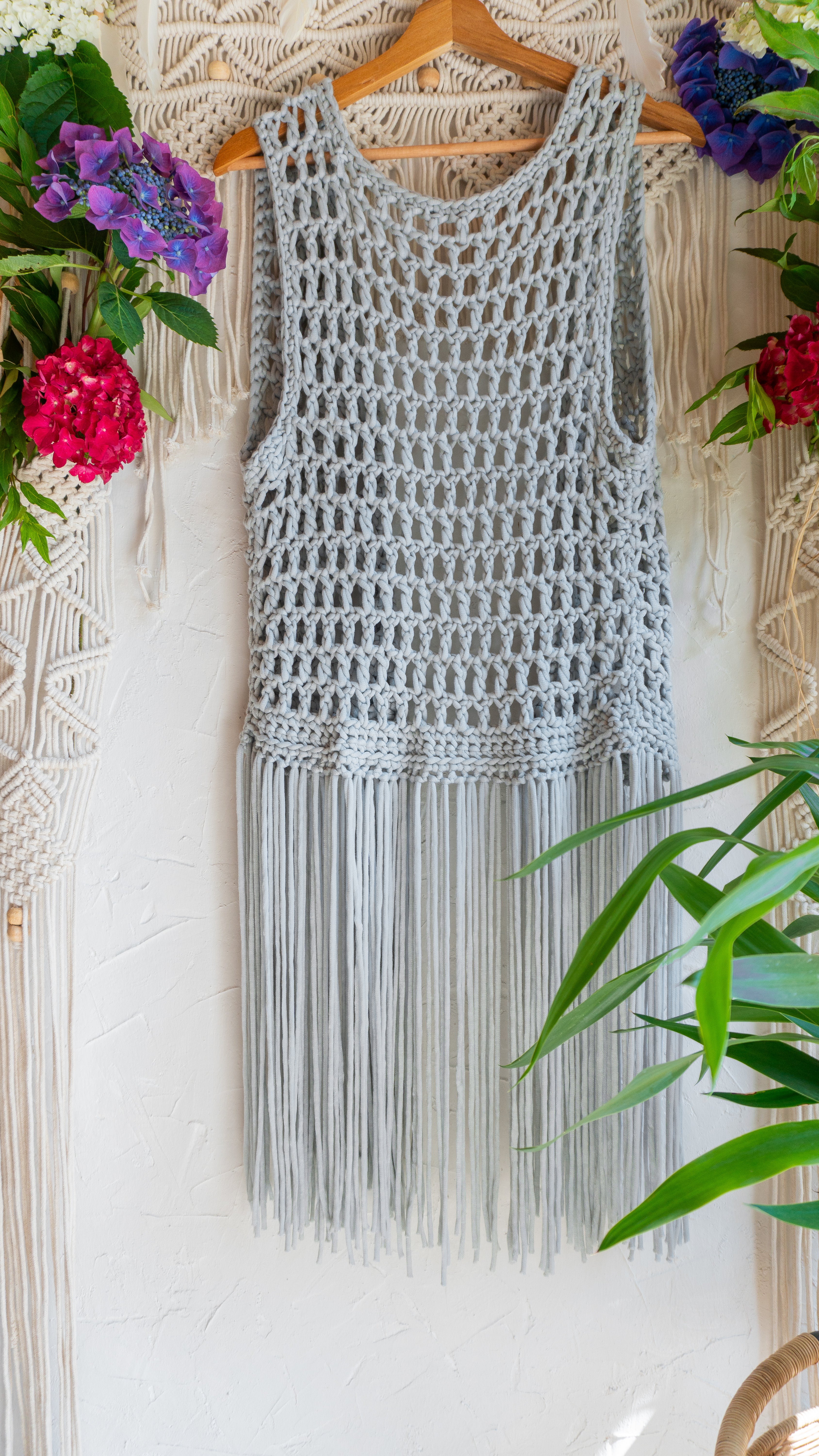 Handgefertigte hellgraue Fransen Häkelweste im Boho Hippie-Ibiza-Stil für Frauen. Stylisches Mode Accessoire für Festival- und Sommeroutfits.