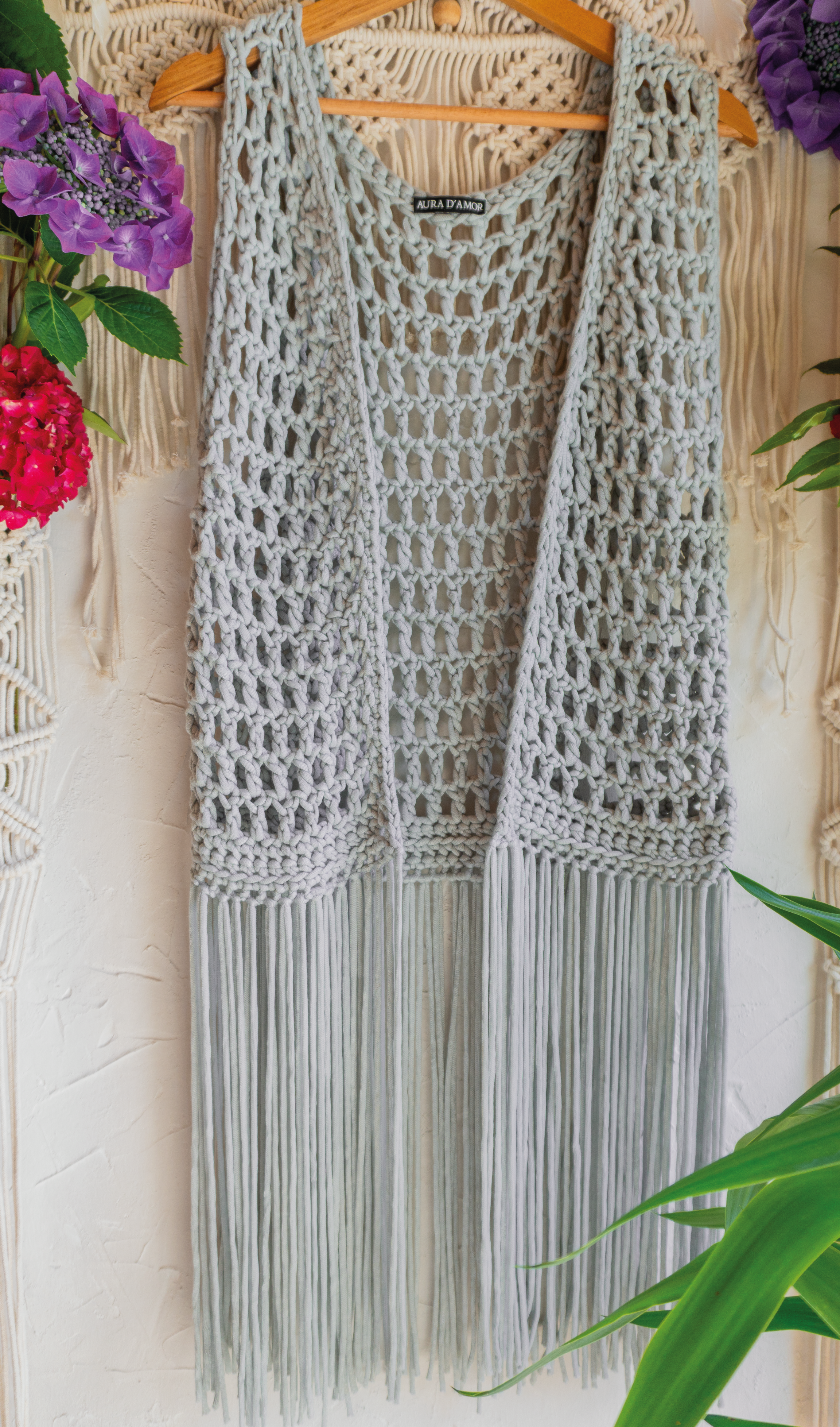 Handgefertigte hellgraue Fransen Häkelweste im Boho Hippie-Ibiza-Stil für Frauen. Stylisches Mode Accessoire für Festival- und Sommeroutfits.