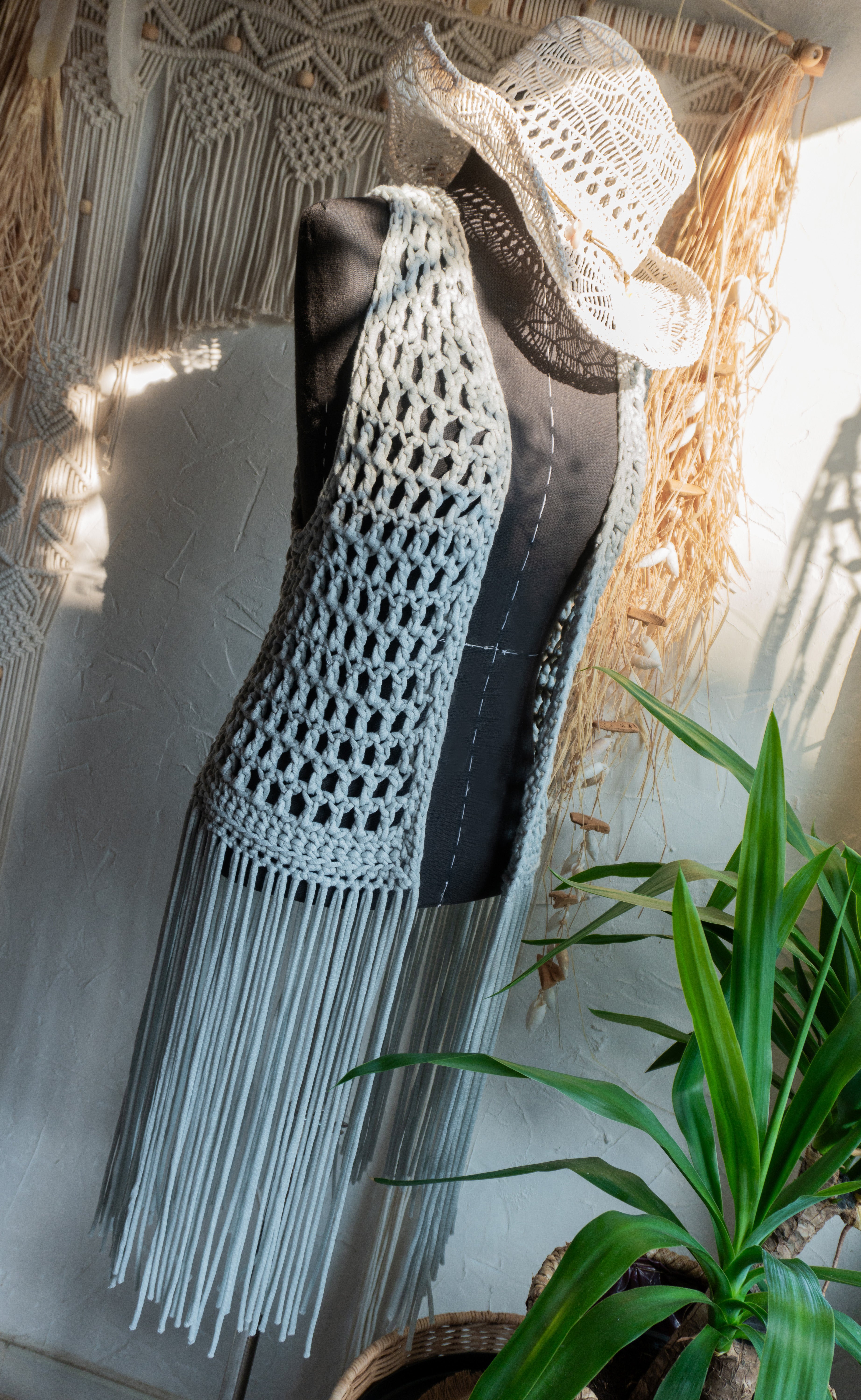 Handgefertigte hellgraue Fransen Häkelweste im Boho Hippie-Ibiza-Stil für Frauen. Stylisches Mode Accessoire für Festival- und Sommeroutfits.