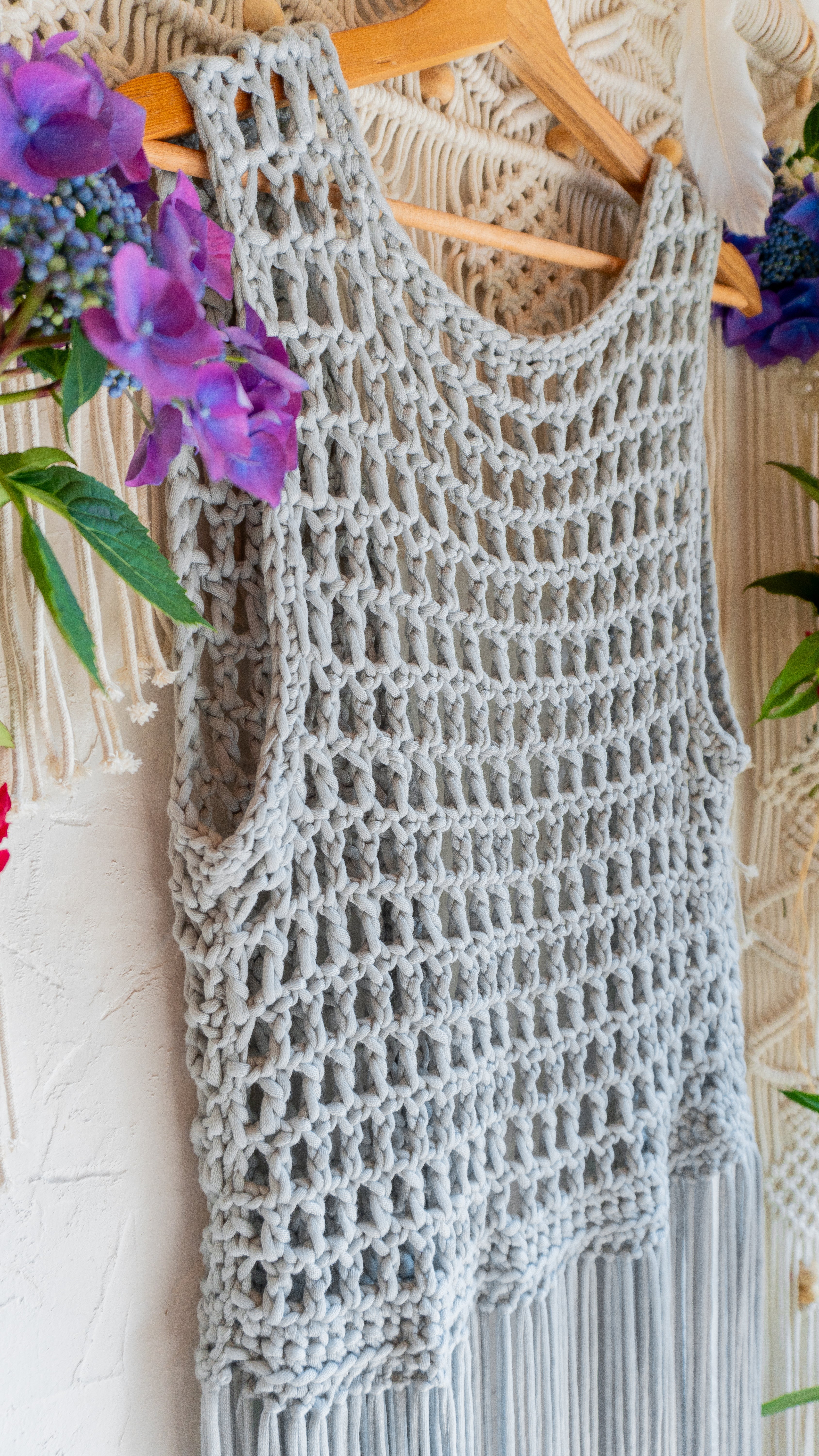 Handgefertigte hellgraue Fransen Häkelweste im Boho Hippie-Ibiza-Stil für Frauen. Stylisches Mode Accessoire für Festival- und Sommeroutfits.