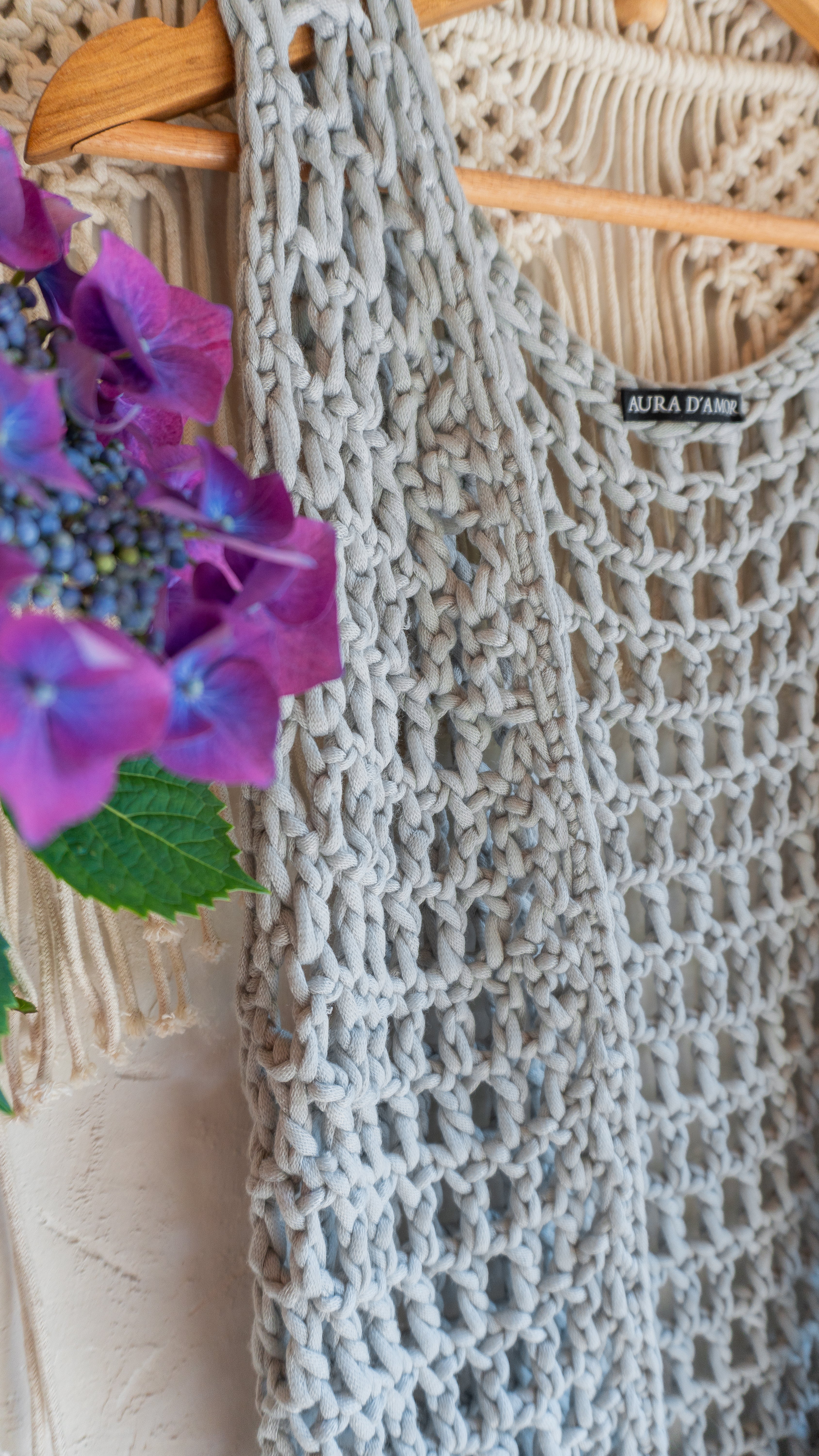 Handgefertigte hellgraue Fransen Häkelweste im Boho Hippie-Ibiza-Stil für Frauen. Stylisches Mode Accessoire für Festival- und Sommeroutfits.